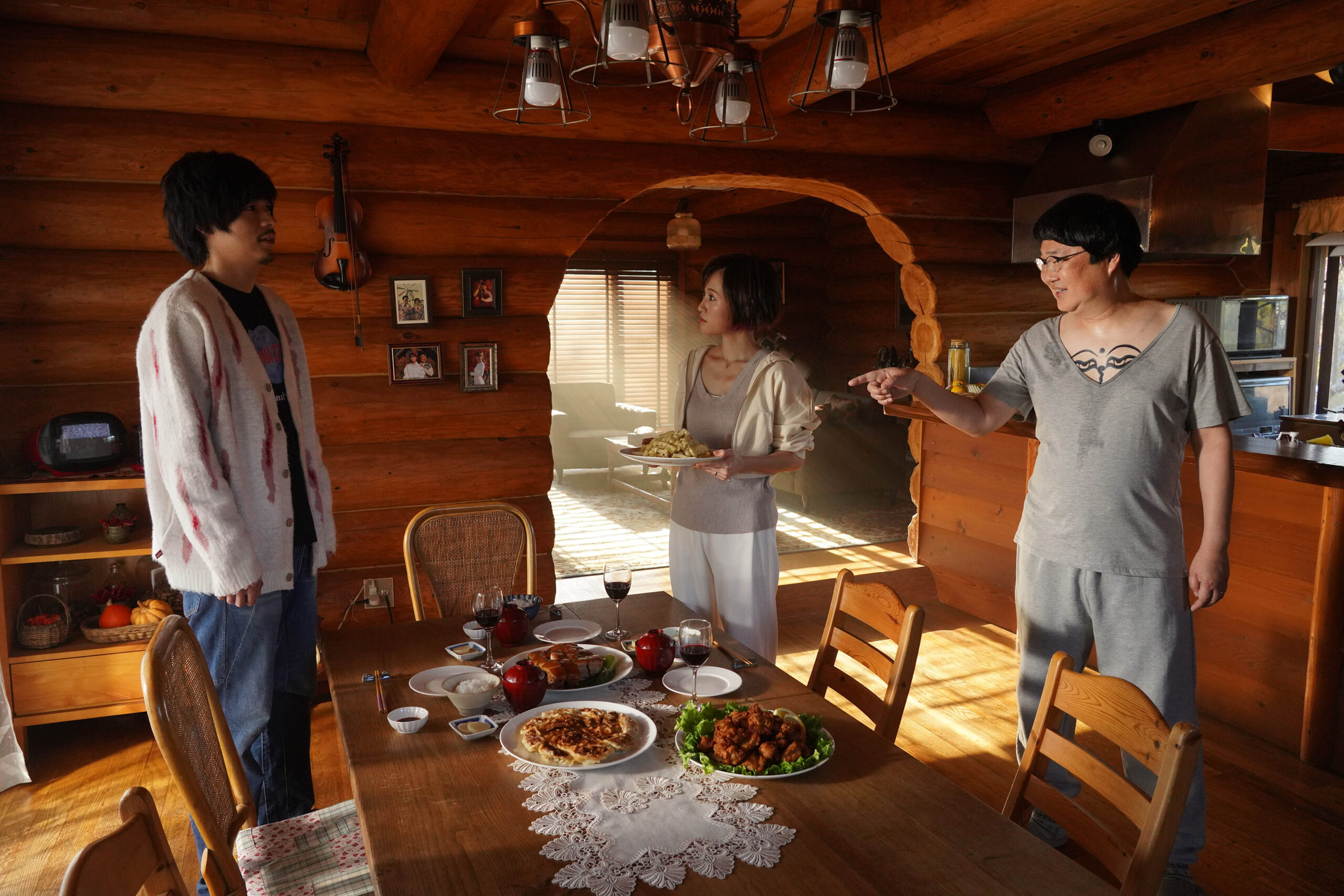 映画『コンビニエンス・ストーリー』成田凌×前田敦子×六角精児の怪しげな場面写真公開｜『コンビニエンス・ストーリー』場面写真(c)2022「コンビニエンス・ストーリー」製作委員会
