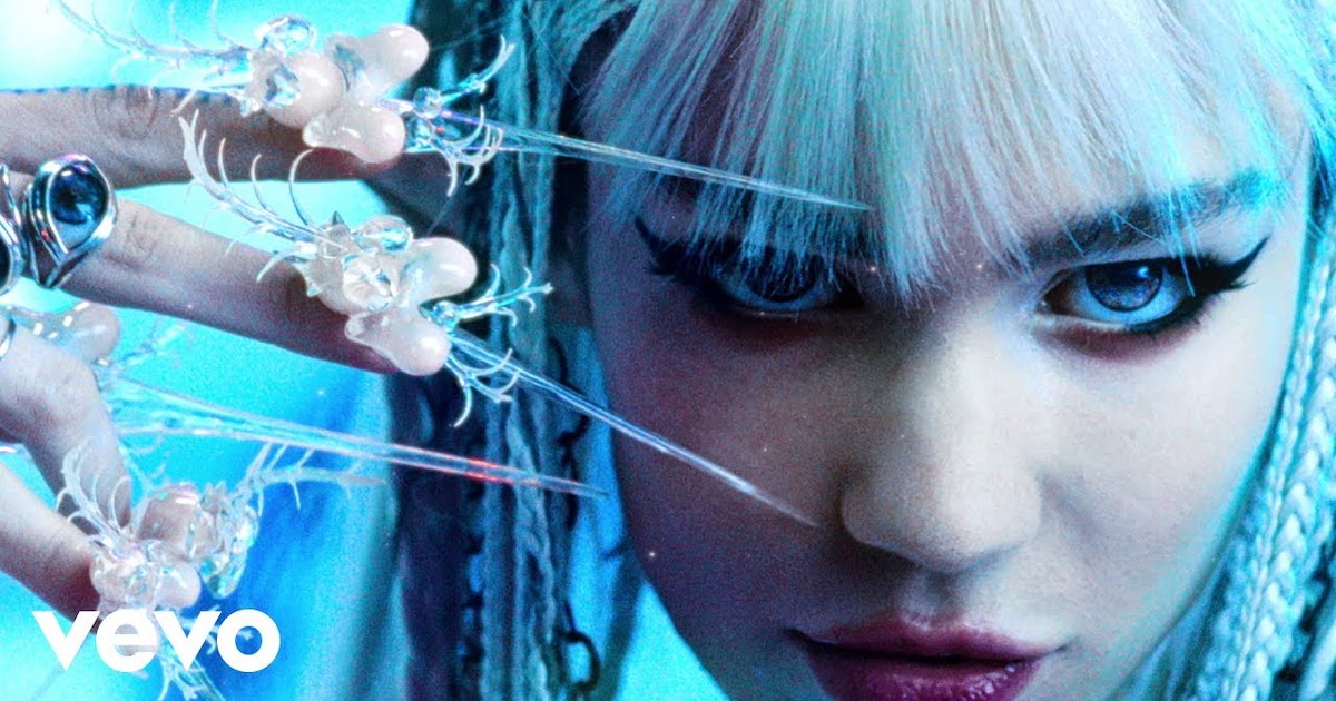 グライムスがエルフ耳の手術をしたことを示唆する｜Grimes - Shinigami Eyes (Official Video)