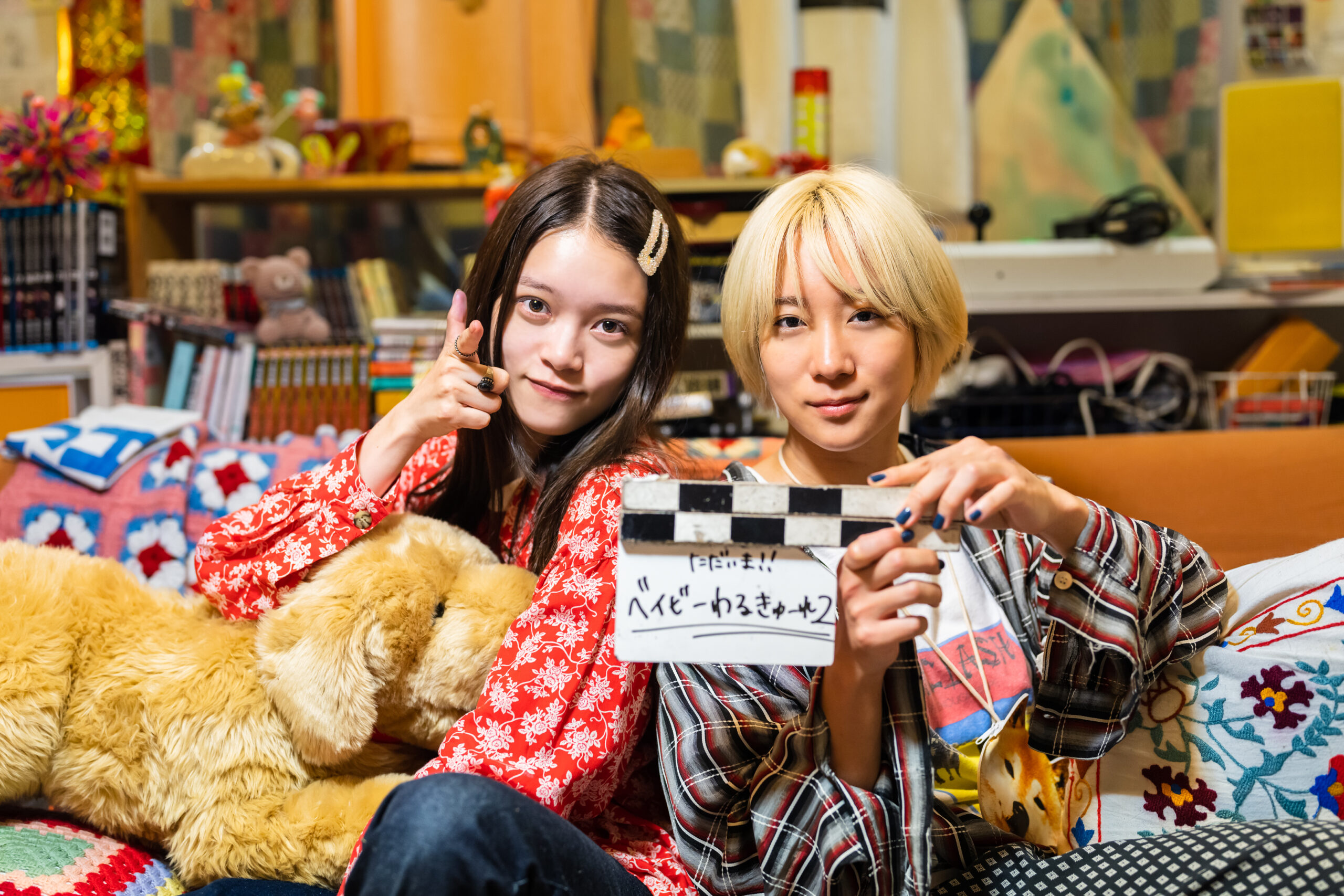 来春公開『ベイビーわるきゅーれ』続編がクランクアップ、和気あいあいとした現場写真到着｜©2023「ベイビーわるきゅーれ２」製作委員会