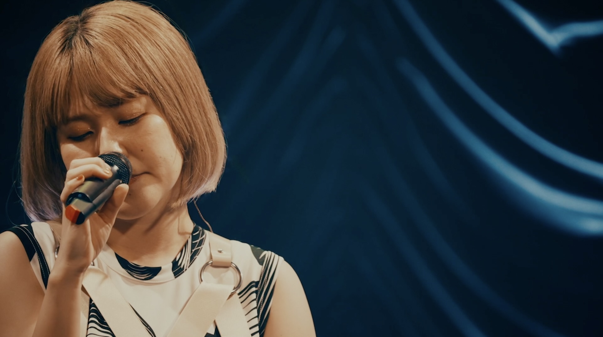 さとうもか、東京キネマ倶楽部ワンマンより「melt summer」「melt bitter」のライブ映像公開｜