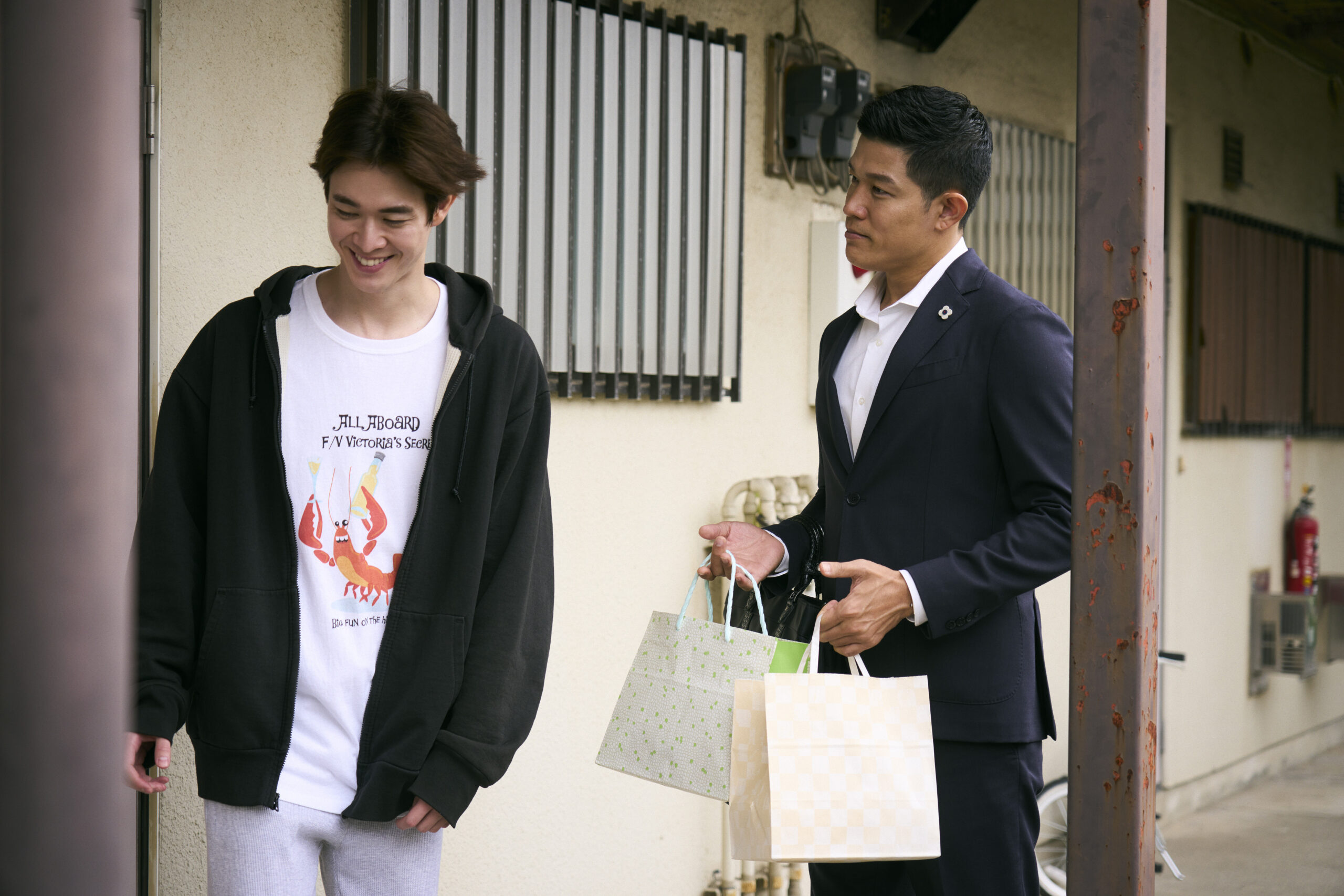 映画『エゴイスト』鈴木亮平×宮沢氷魚の感情が伝わる場面写真公開｜© 2023 高山真・小学館/「エゴイスト」製作委員会