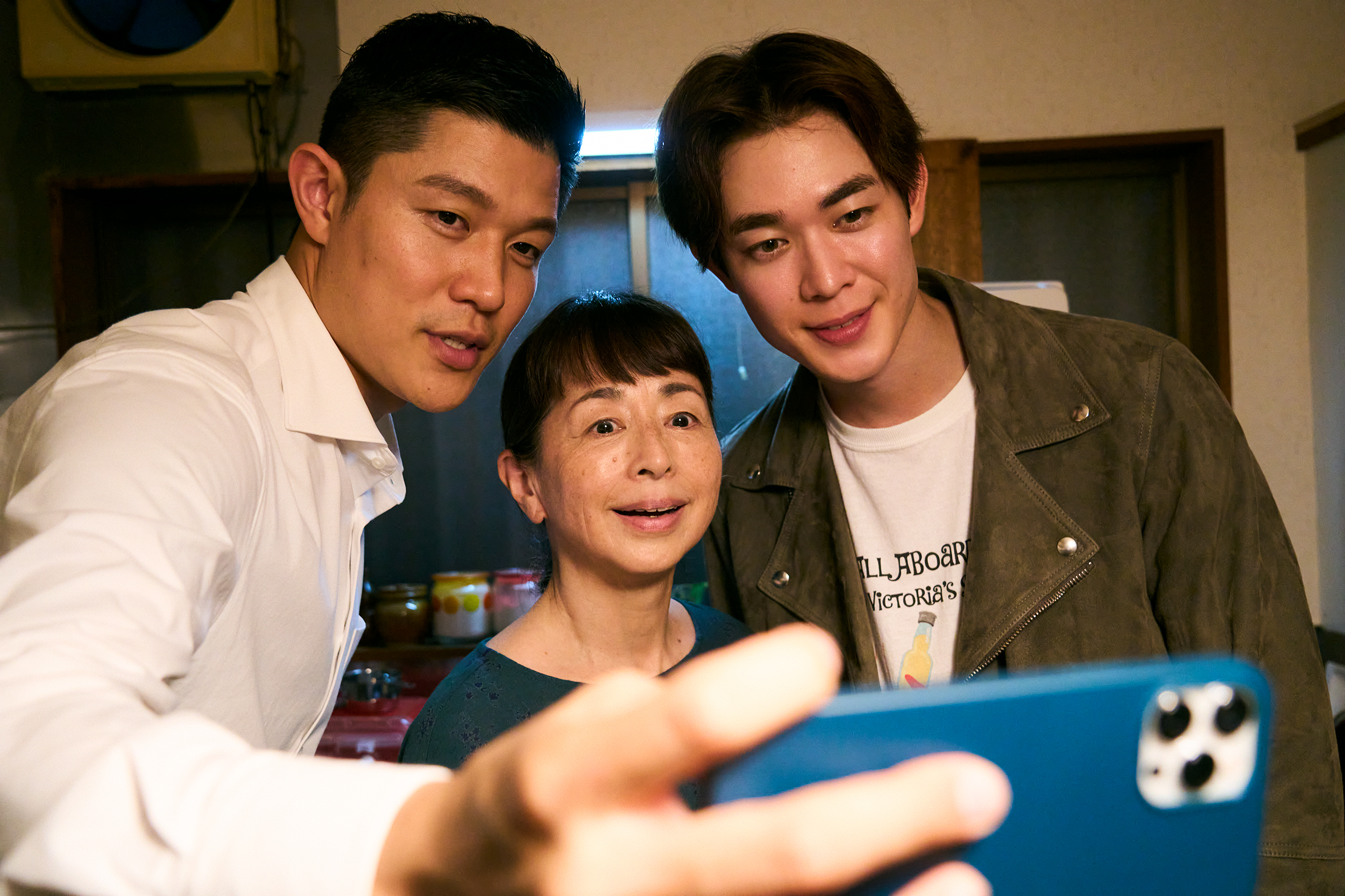 鈴木亮平＆宮沢氷魚が動画を撮り合い戯れる  映画『エゴイスト』本編映像公開｜