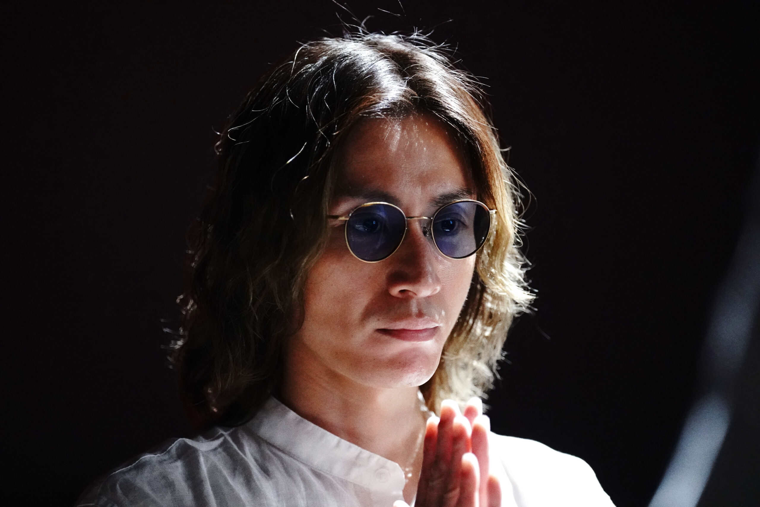 安田章大が怪しげに手を合わせる　中井貴一×佐々木蔵之介『嘘八百　なにわ夢の陣』新場面写真公開｜©2023「嘘八百　なにわ夢の陣」製作委員会