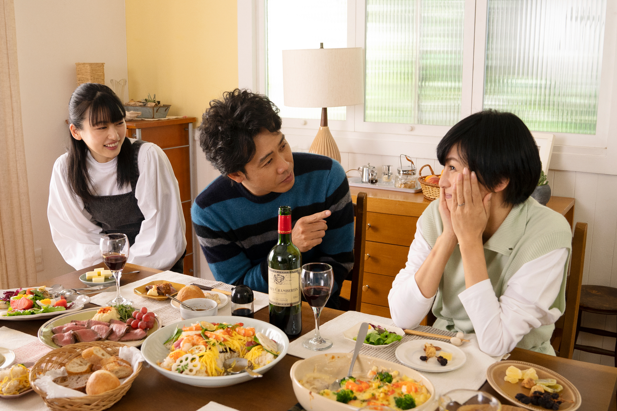 『月の満ち欠け』大泉洋&柴咲コウ夫妻のホームビデオ映す本編映像が公開｜©2022「月の満ち欠け」製作委員会