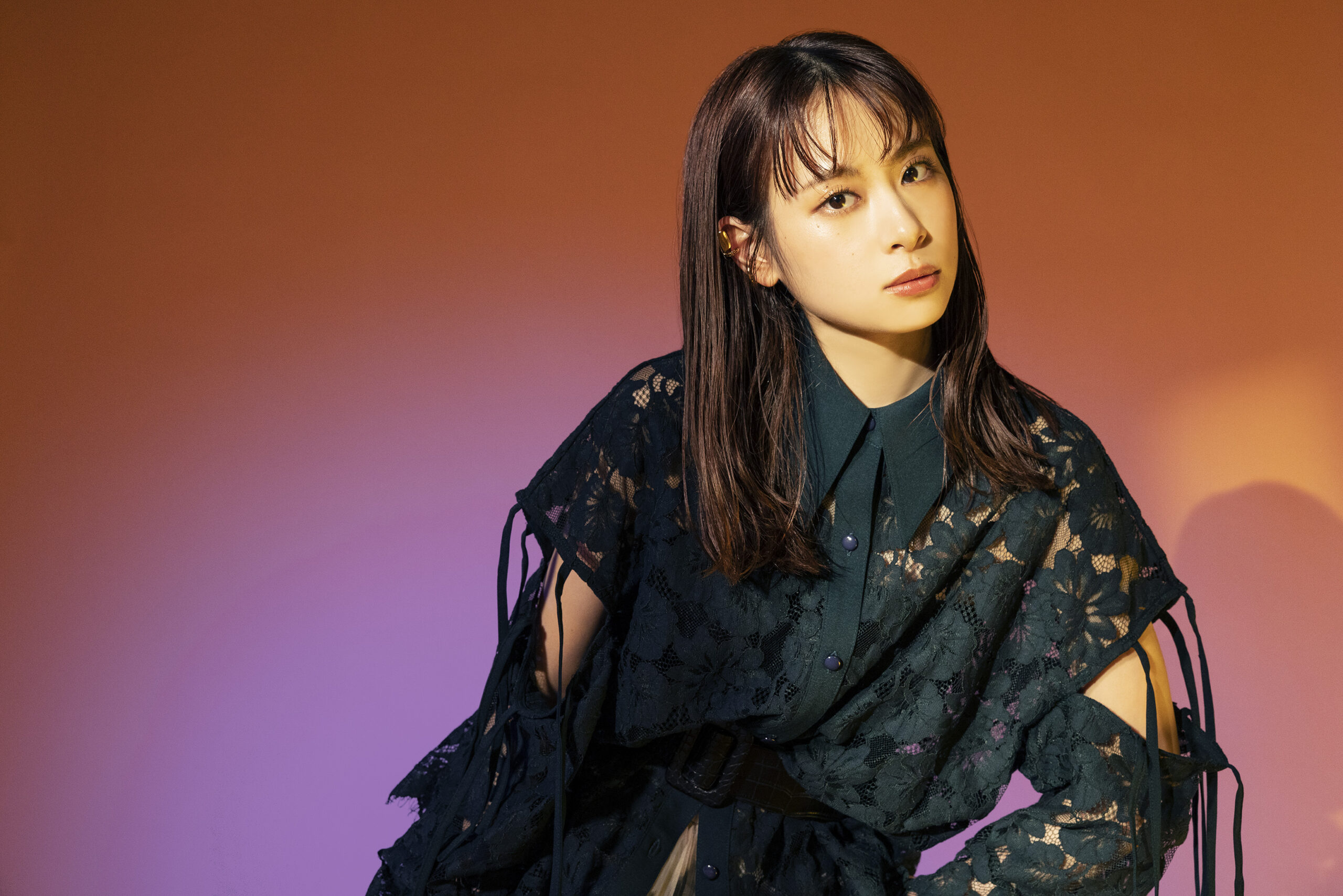 前田佳織里、1st EPよりアニメ「ろうきん」OP主題歌「光ったコインが示す方」MV公開｜