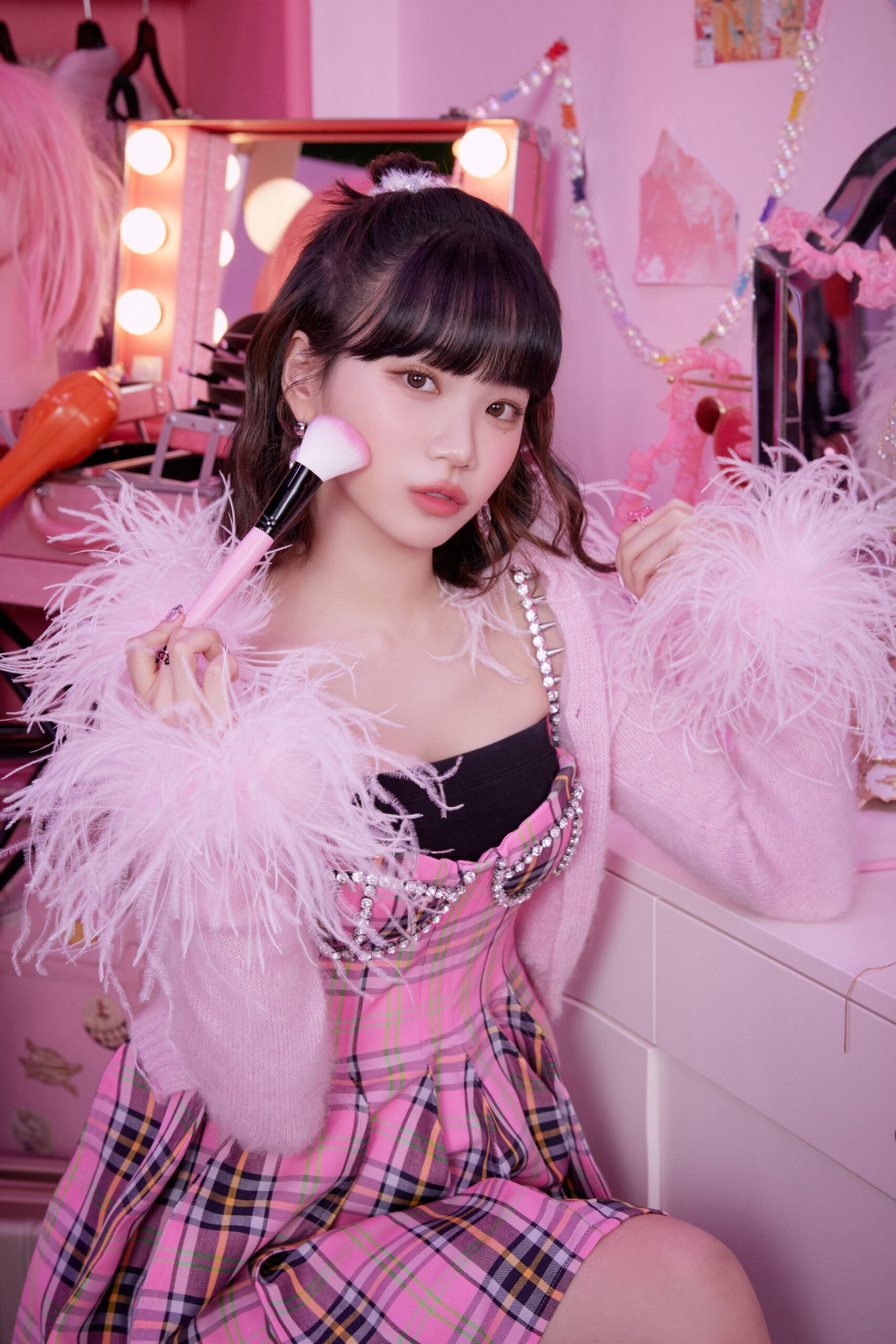 LE SSERAFIM、ピンクに囲まれた「FEARLESS」新コンセプトソロカット公開｜KIM CHAEWON (P)&(C) SOURCE MUSIC