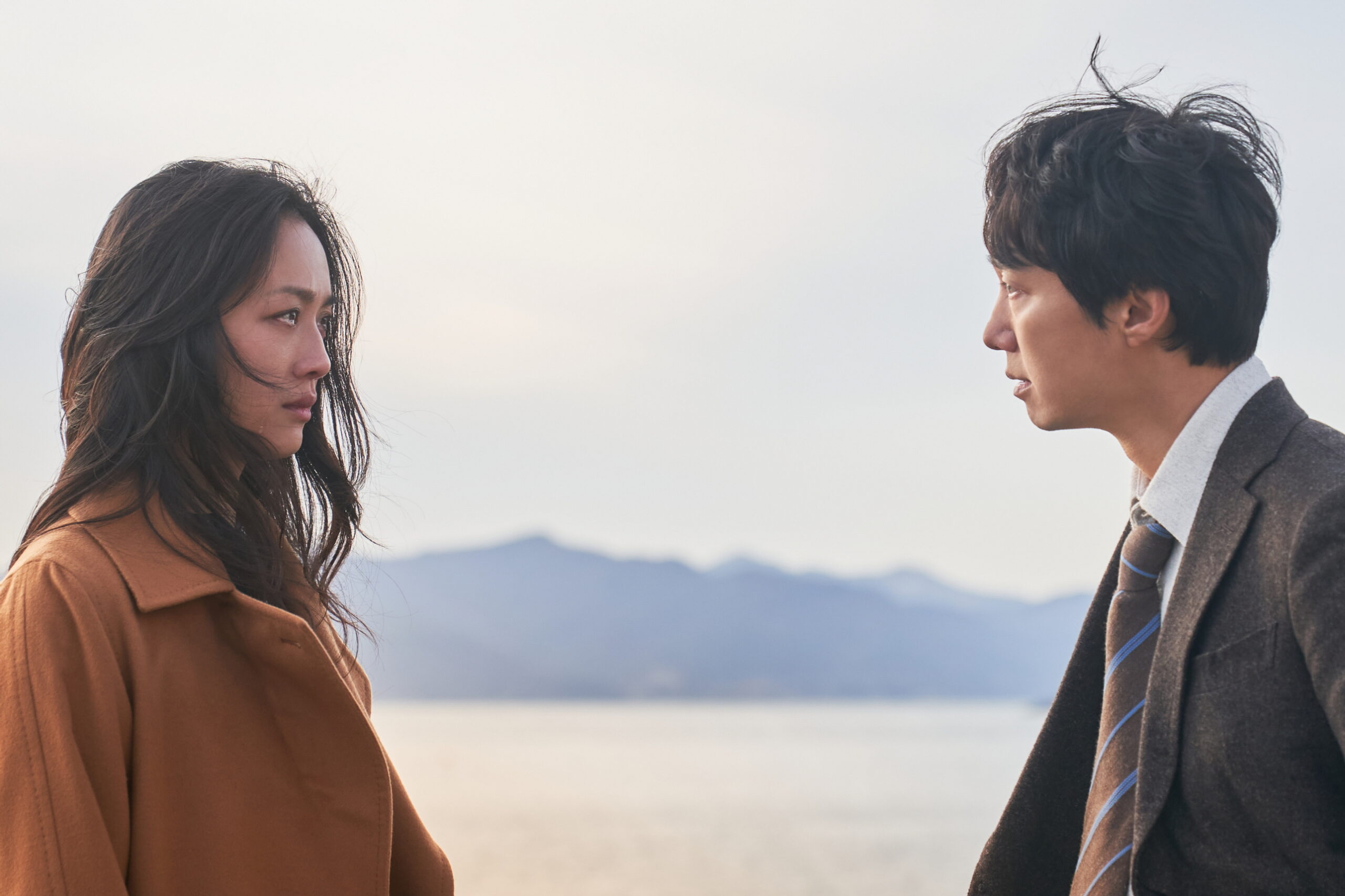 パク・ヘイルとタン・ウェイが交わす情熱的な視線 『別れる決心』場面写真公開｜© 2022 CJ ENM Co., Ltd., MOHO FILM. ALL RIGHTS RESERVED