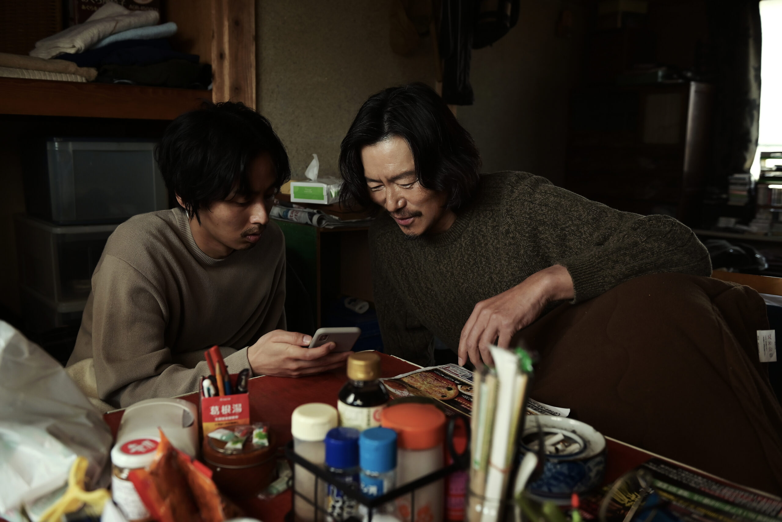 『そして僕は途方に暮れる』初共演の藤ヶ谷太輔×豊川悦司ツーショットが公開｜©2022映画『そして僕は途方に暮れる』製作委員会