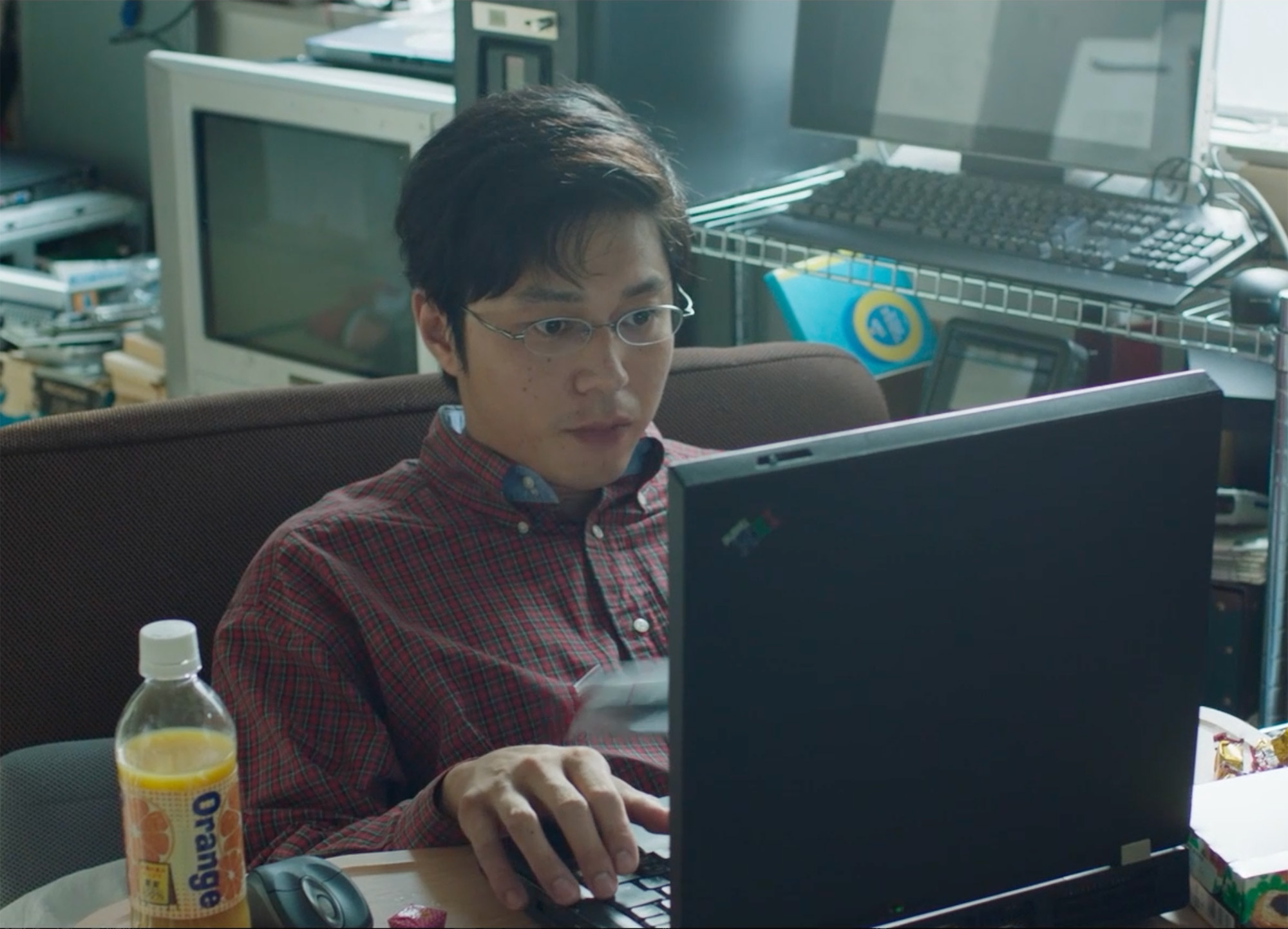 東出昌大が黙々とプログラムを打ち込む、映画『Winny』本編冒頭映像が公開｜(C)2023 映画「Winny」製作委員会