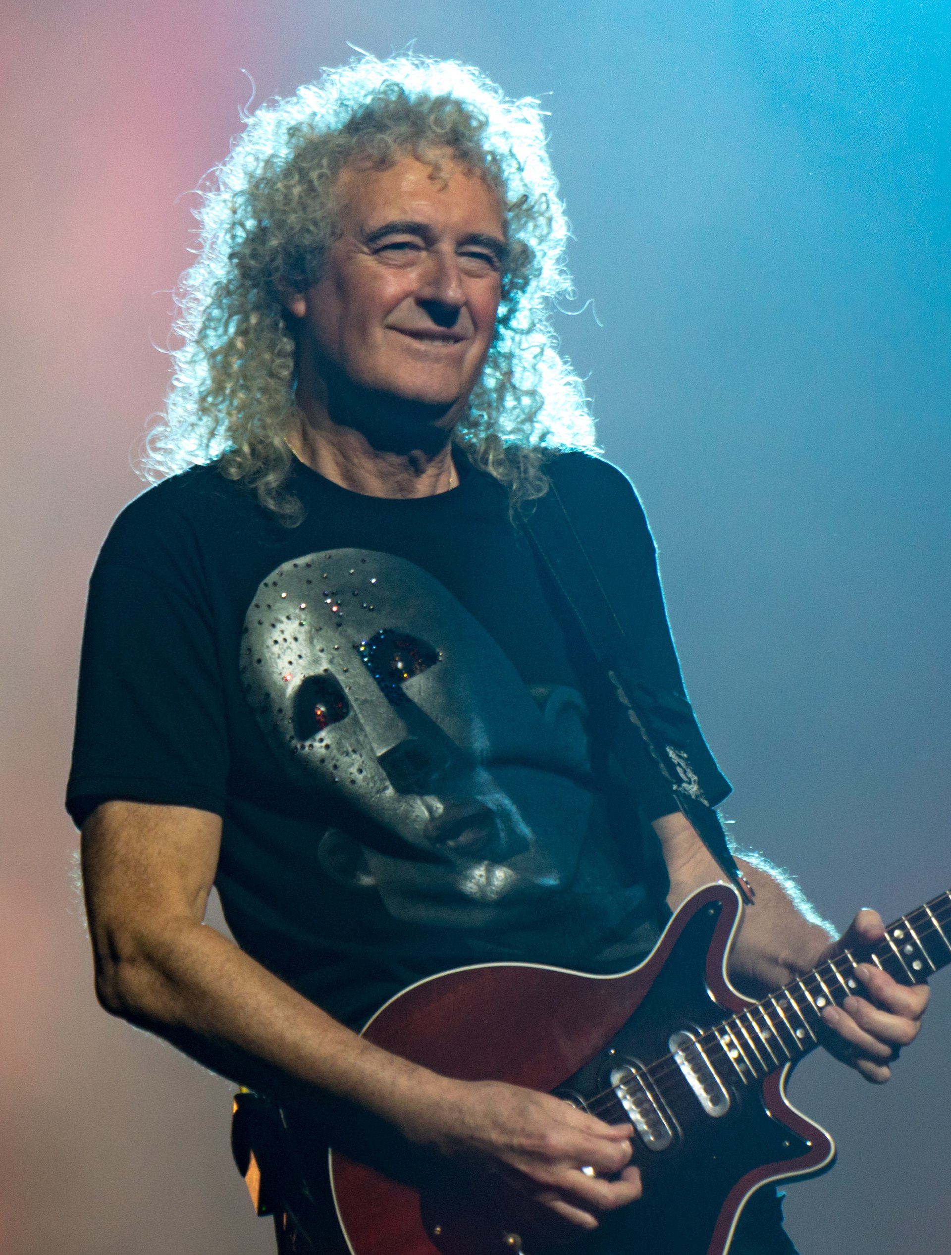 クイーンのブライアン・メイが巨大音楽フェス「グラストンベリー」に出演しない理由を語る｜By Raph_PH - QueenO2121217-70, CC BY 2.0