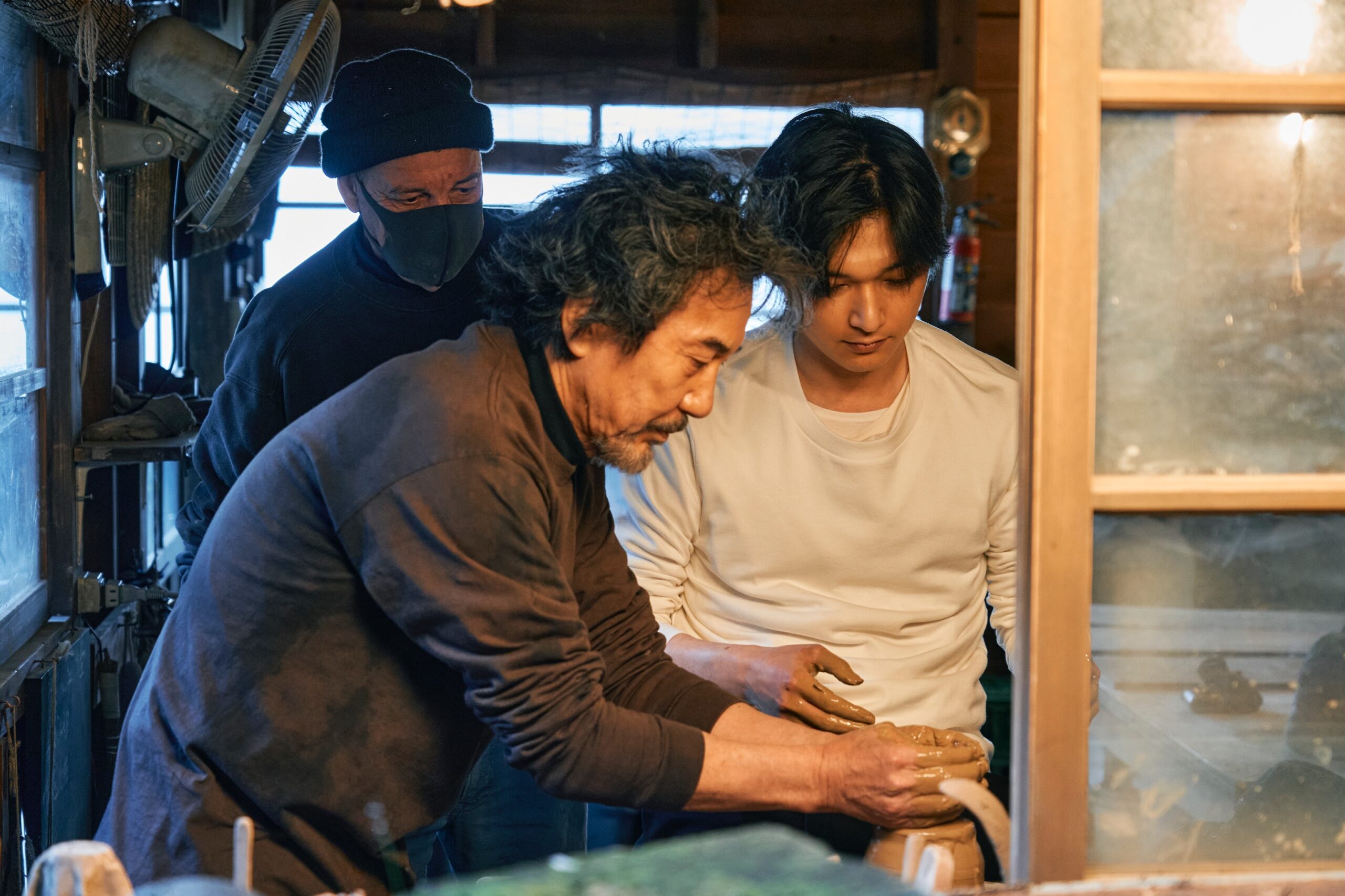 実の親子のような役所広司＆吉沢亮　映画『ファミリア』メイキング写真公開｜ ©2022「ファミリア」製作委員会