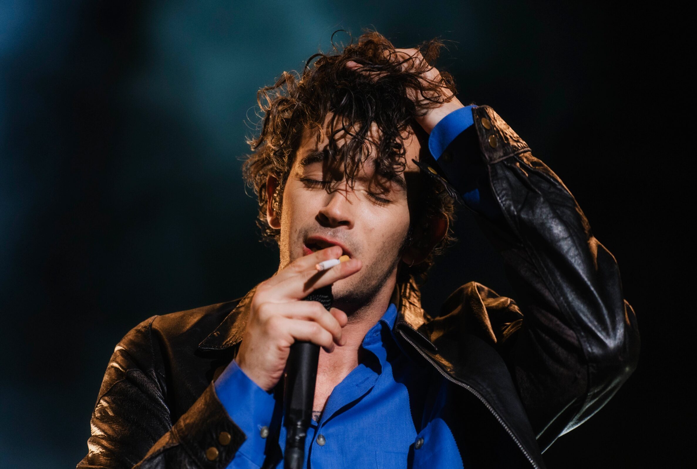 The 1975のマシュー・ヒーリーがライブ中にファンの親指を吸う  親指の持ち主がSNSで話題に｜Mandatory Credit: Photo by Angelo Joseph/Shutterstock 写真：REX/アフロ