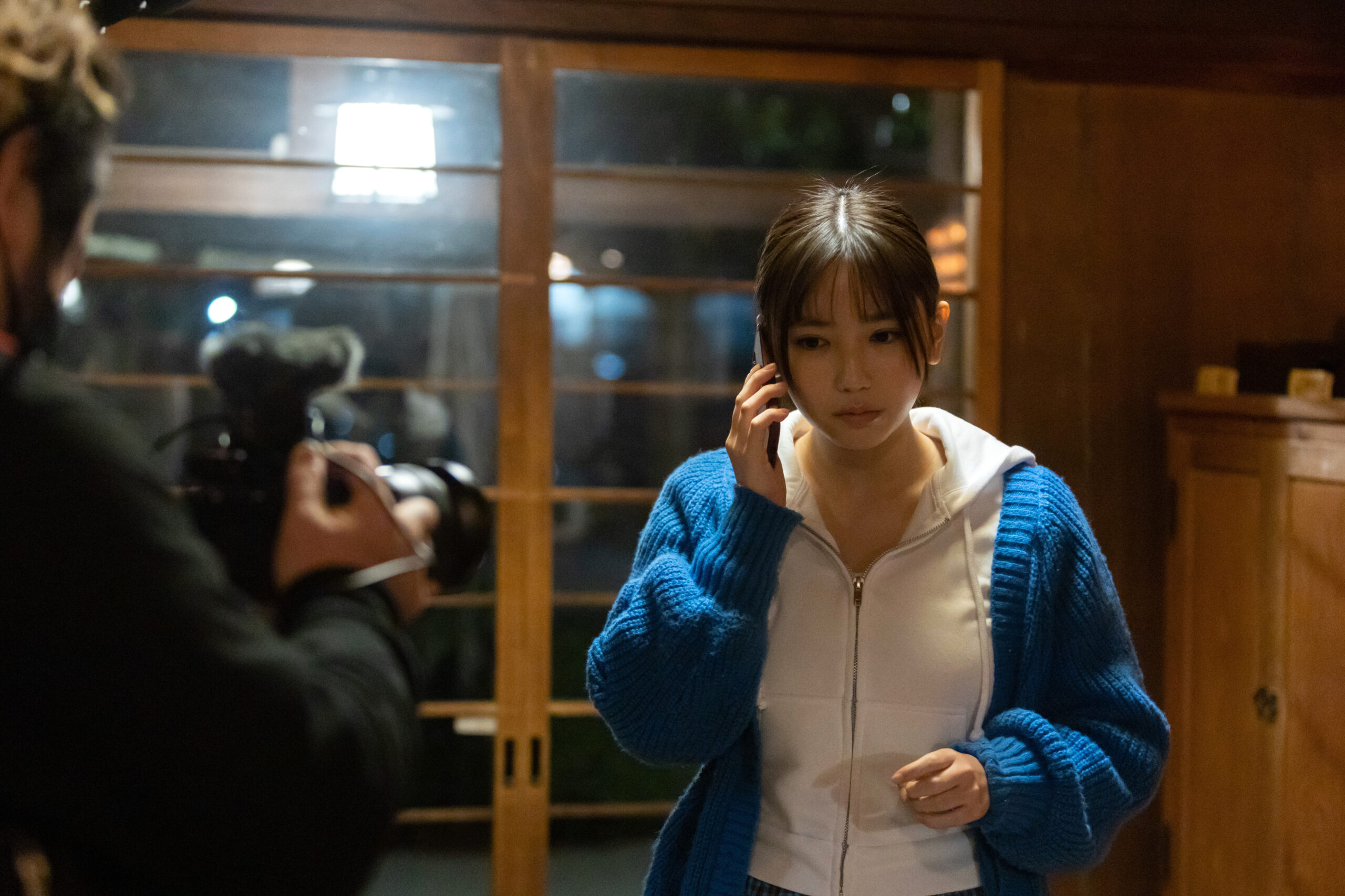 沢口愛華が映画初主演、温泉宿が舞台のクライムコメディ『札束と温泉』現場写真公開｜