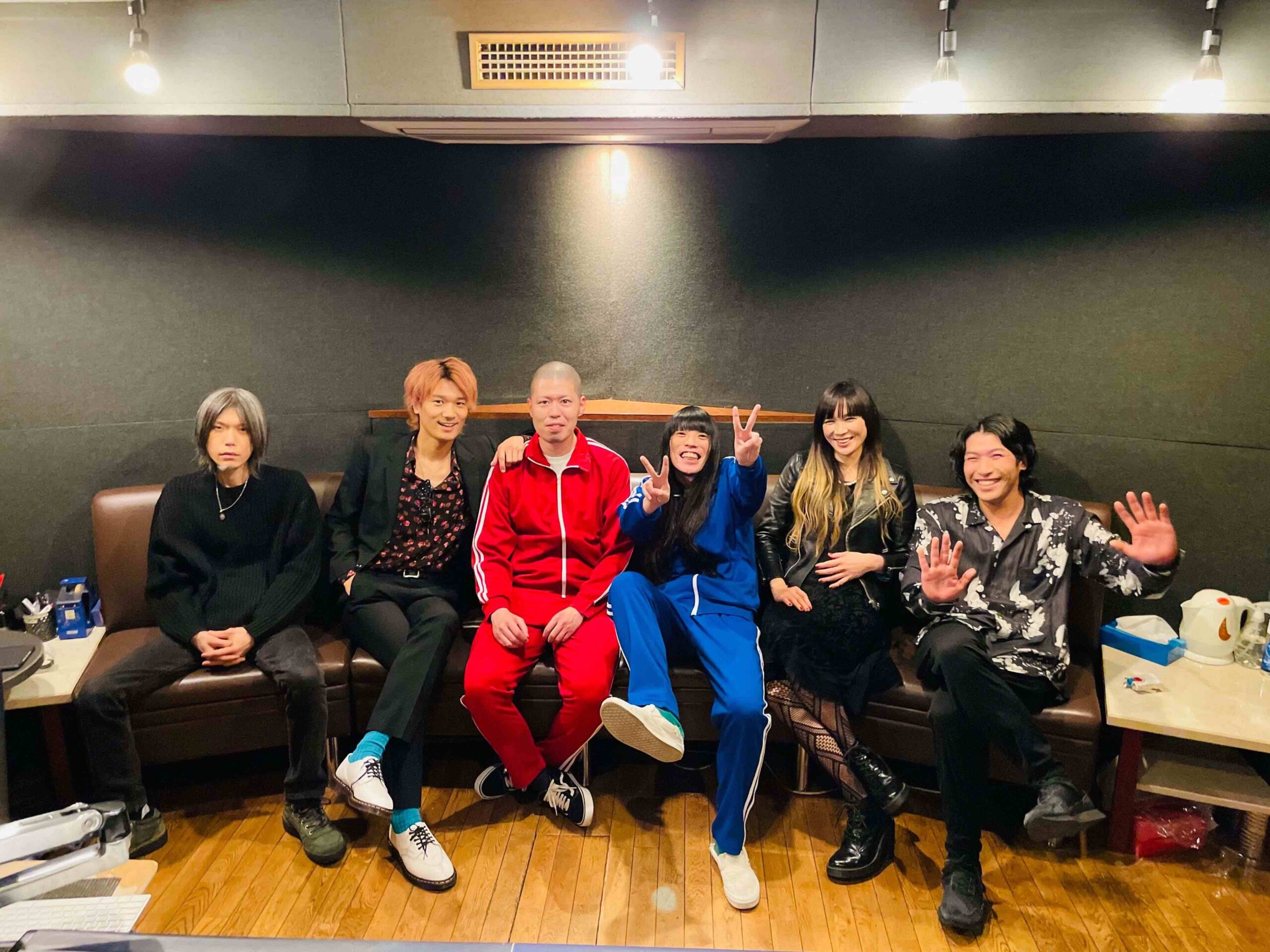 a flood of circle、親交のある金属バットが出演した「如何様師のバラード」MV公開｜