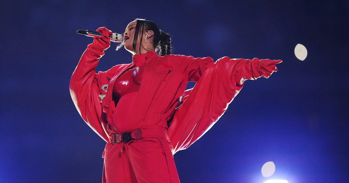 リアーナがスーパーボウルで妊娠を明かす ハーフタイムショーのフル