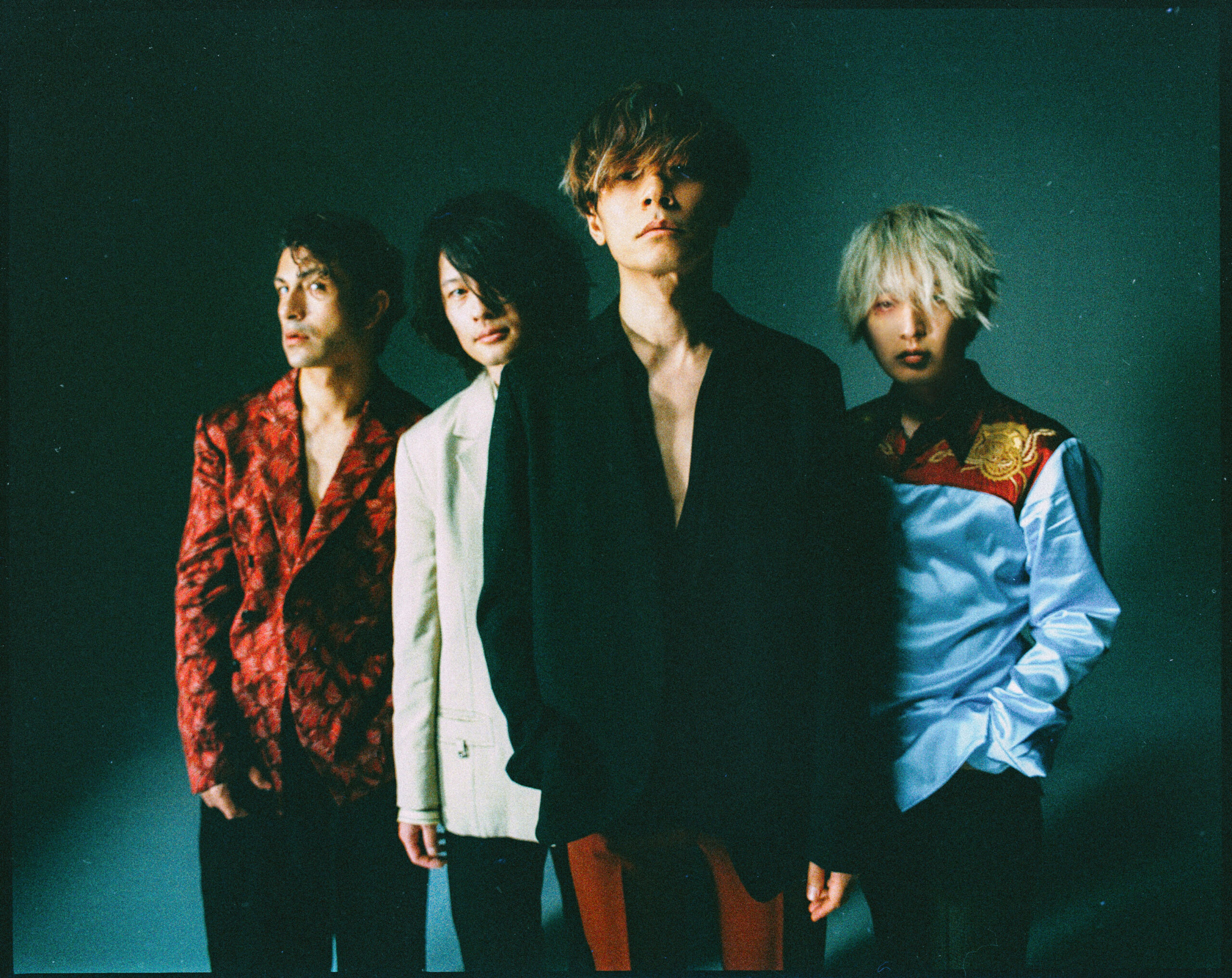 [Alexandros]、明日発売のアリーナツアー映像作品より「ムーンソング」ライブ映像公開｜[Alexandros] LIVE DVD＆Blu-ray『But wait. Arena? 2022 Tour -Final-』初回限定盤特典本表紙