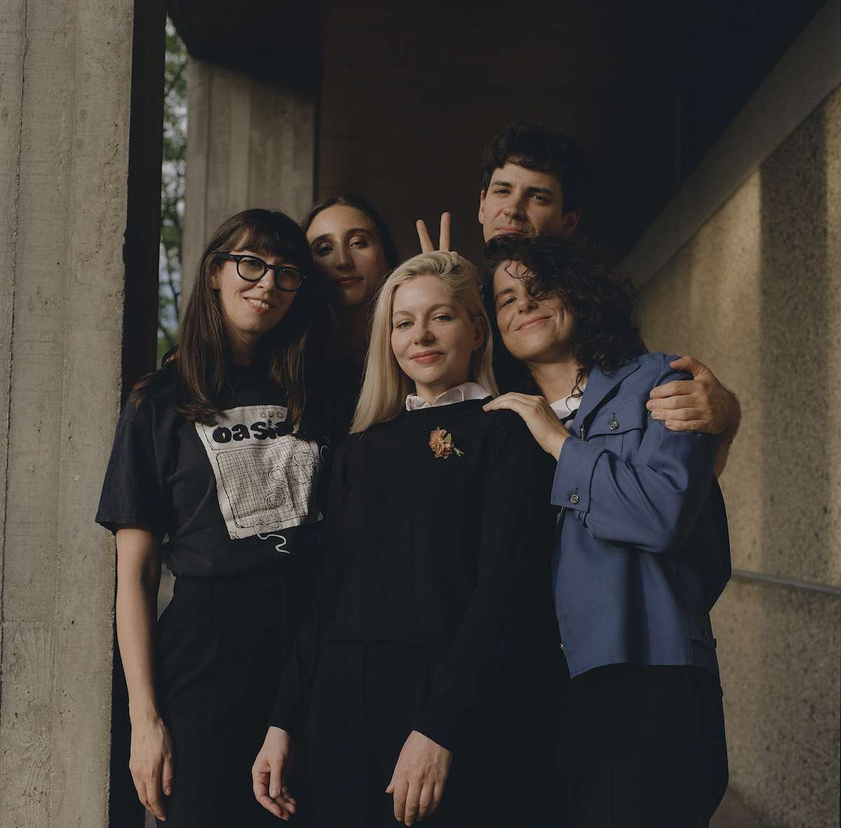 キアヌ・リーブスが現在ハマっているバンドは？ カナダのインディー・ポップバンドを挙げる｜Alvvays（オールウェイズ）