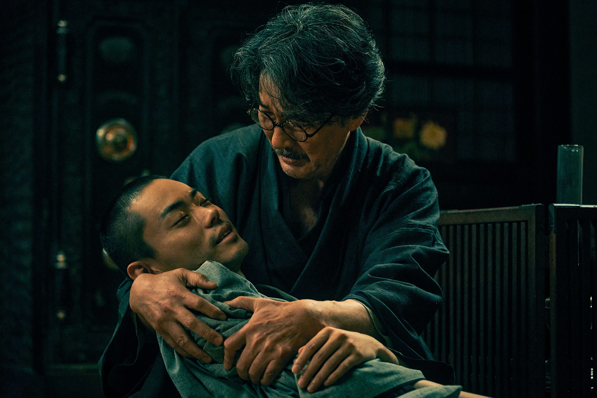役所広司が菅田将暉を涙ぐみながら抱きかかえるカットも 『銀河鉄道の父』場面写真初公開｜©2022「銀河鉄道の父」製作委員会