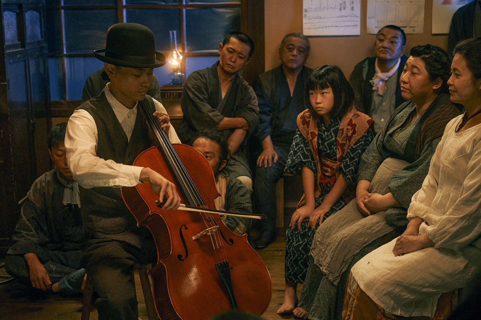 『銀河鉄道の父』宮沢賢治を演じる菅田将暉のチェロ弾き語り映像公開｜©2022「銀河鉄道の父」製作委員会