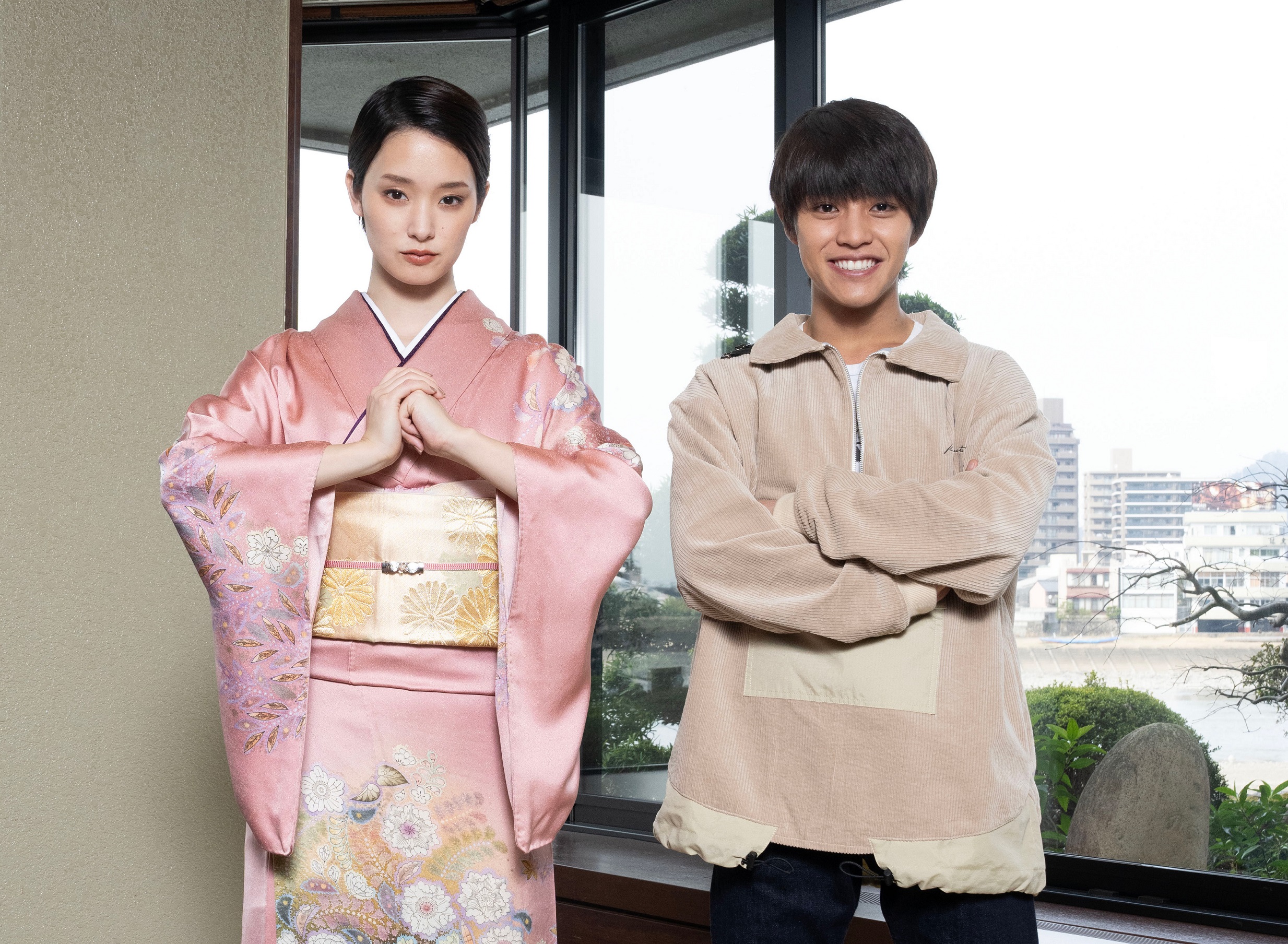 剛力彩芽と醍醐虎汰朗が姉弟バディに、映画『女子大小路の名探偵』クランクアップコメント公開｜©2023映画『女子大小路の名探偵』製作委員会