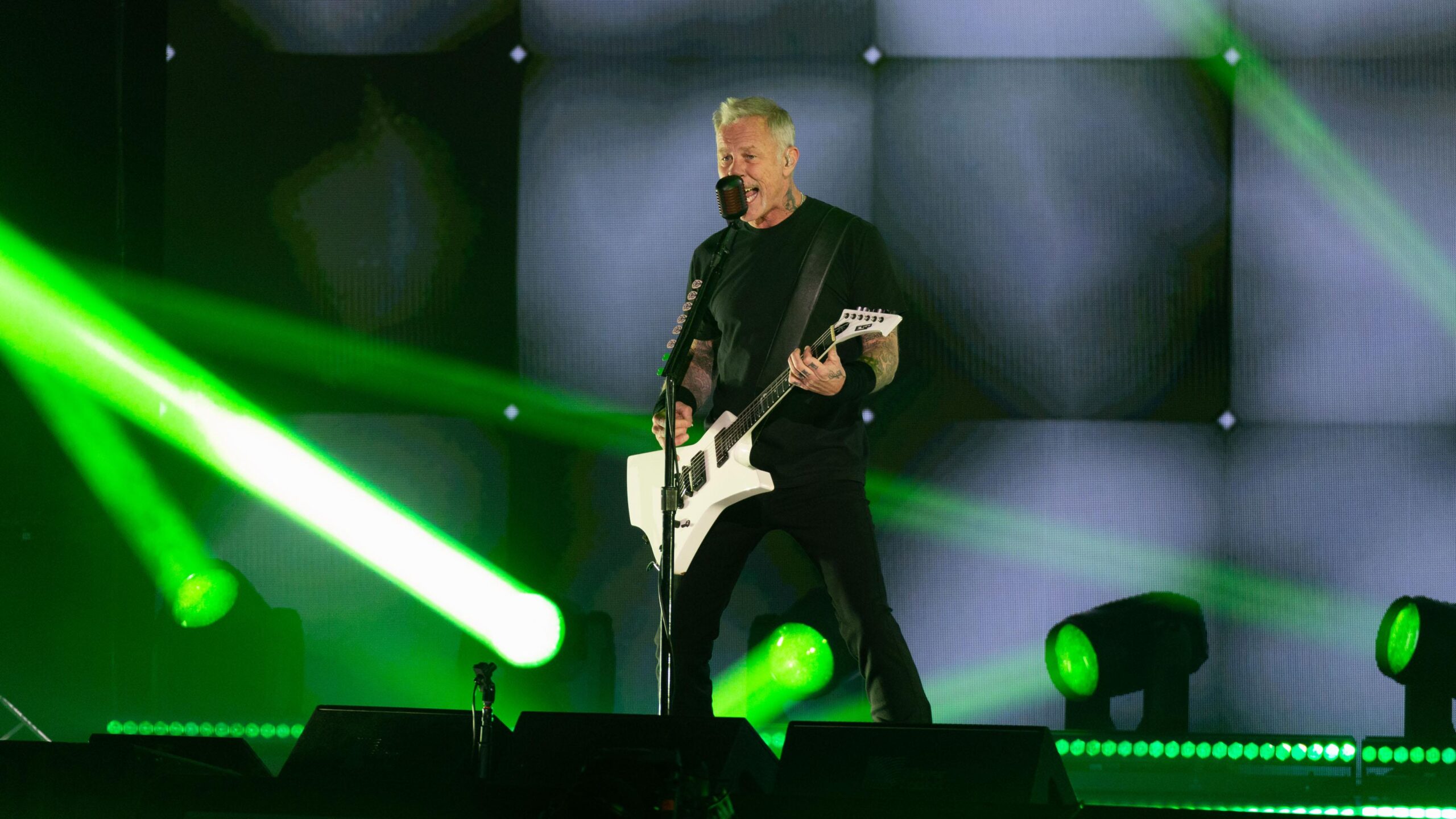 メタリカのジェームズ・ヘットフィールドが人生を変えたギターについて語る｜Metallica performs live at the All Wtihin My Hands Helping Hands Concert & Auction at Microsoft Theater, Los Angeles, CA on December 16, 2022)