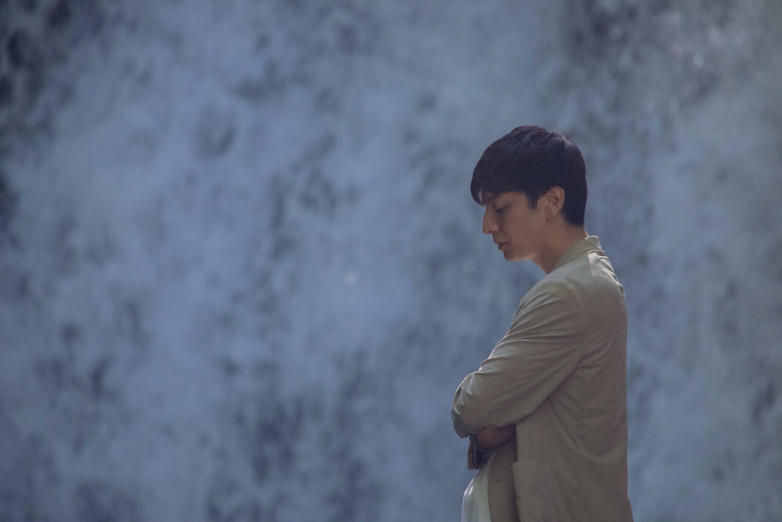 巨大な滝と対峙する生田斗真　映画『渇水』新たな場面写真公開｜©「渇水」製作委員会