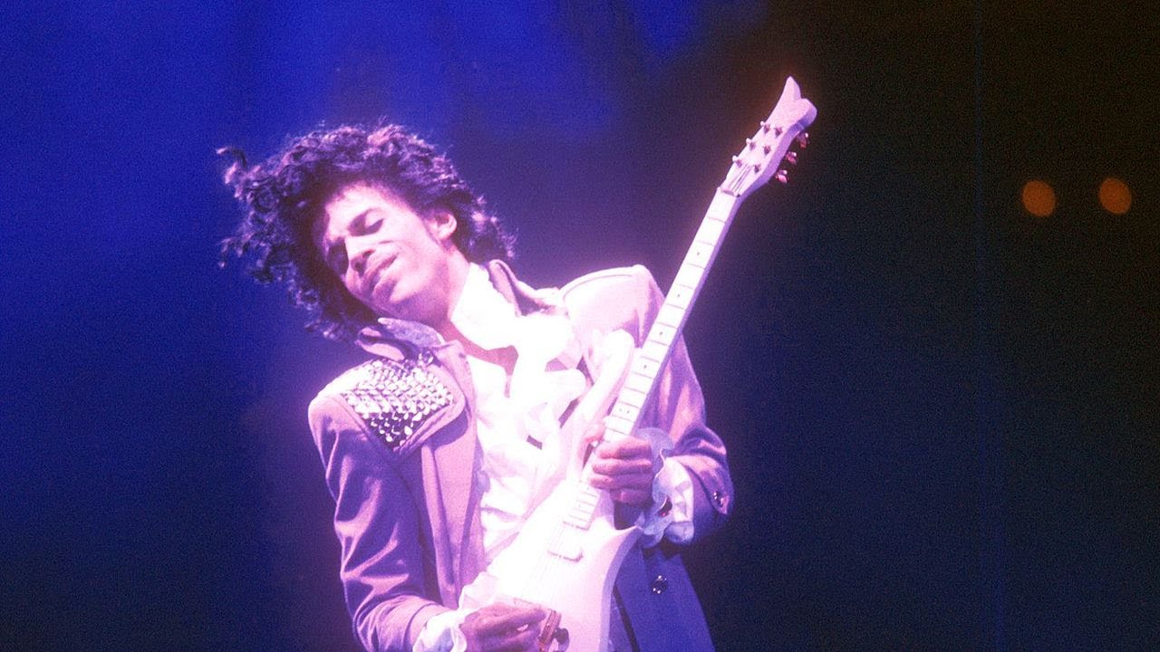 プリンスの地元ミネソタ州の高速道路がプリンスの本名に改名される｜Prince - Purple Rain (Official Video)