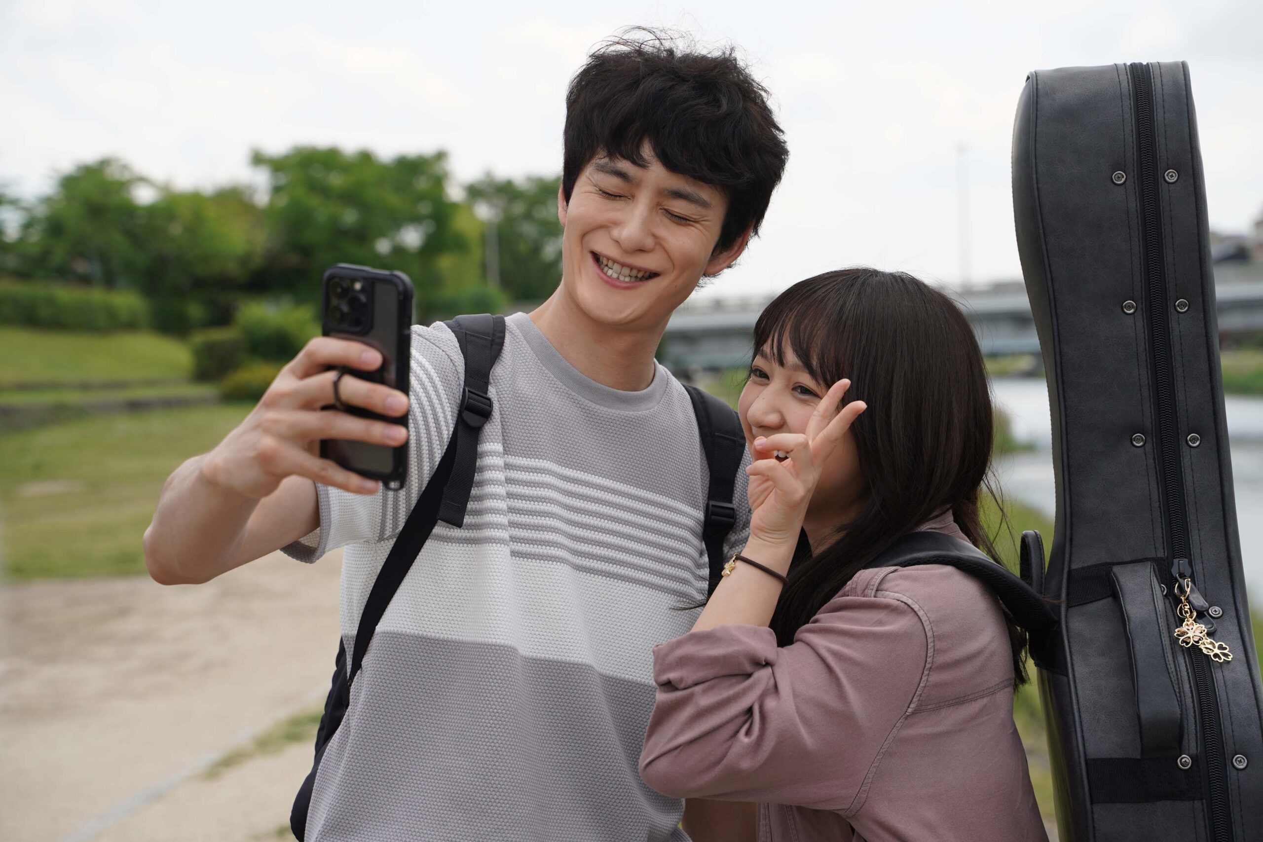 岡田将生＆清原果耶が冴えないキャラを演じる　映画『１秒先の彼』場面写真公開｜©2023『１秒先の彼』製作委員会