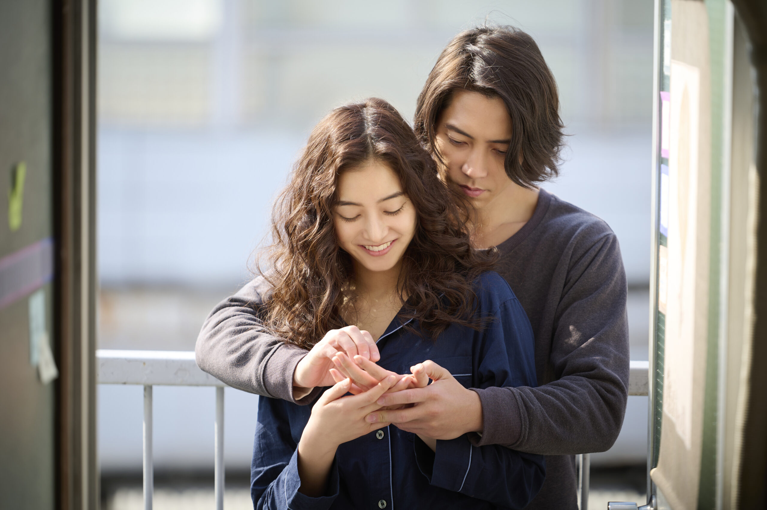 山下智久＆新木優子が本当の愛を紡ぐ　映画『SEE HEAR LOVE』場面写真公開｜©2023「SHL」partners　