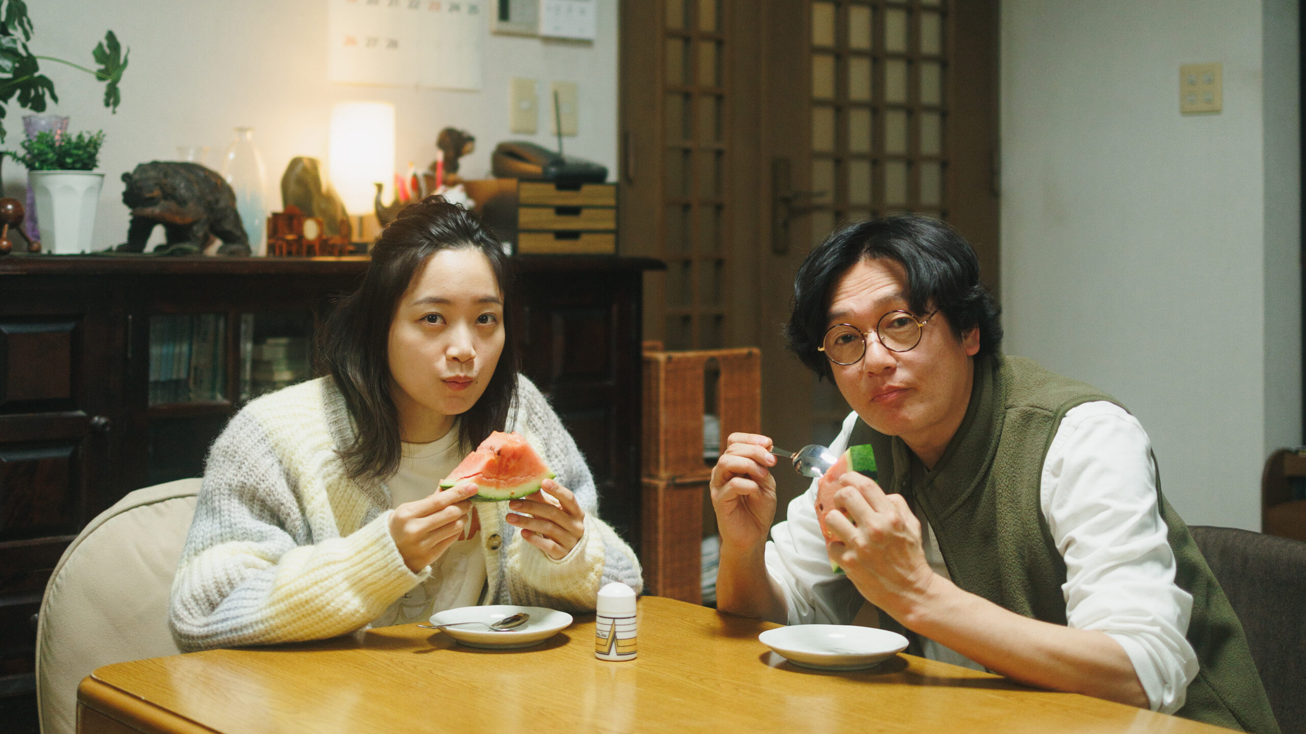『人生に詰んだ元アイドルは、赤の他人のおっさんと住む選択をした』深川麻衣×井浦新で映画化決定｜©2023「人生に詰んだ元アイドルは、赤の他人のおっさんと住む選択をした」製作委員会