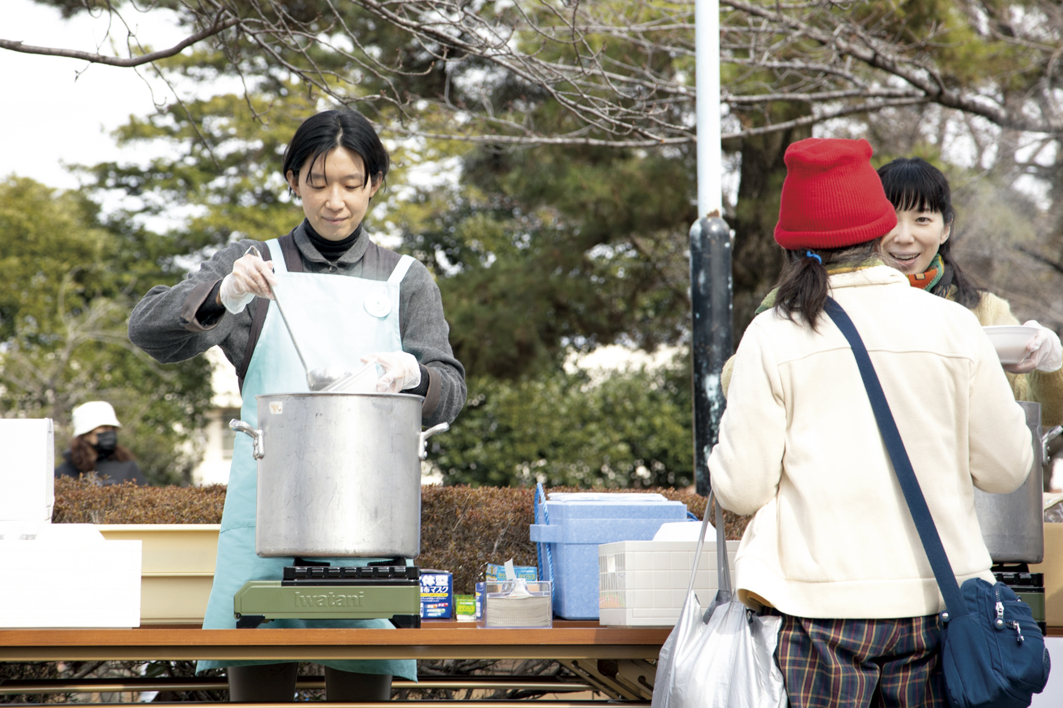 映画『波紋』より、江口のりこ＆平岩紙が本物さながらに新興宗教の信者を演じる本編映像公開｜©2022 映画「波紋」フィルムパートナーズ