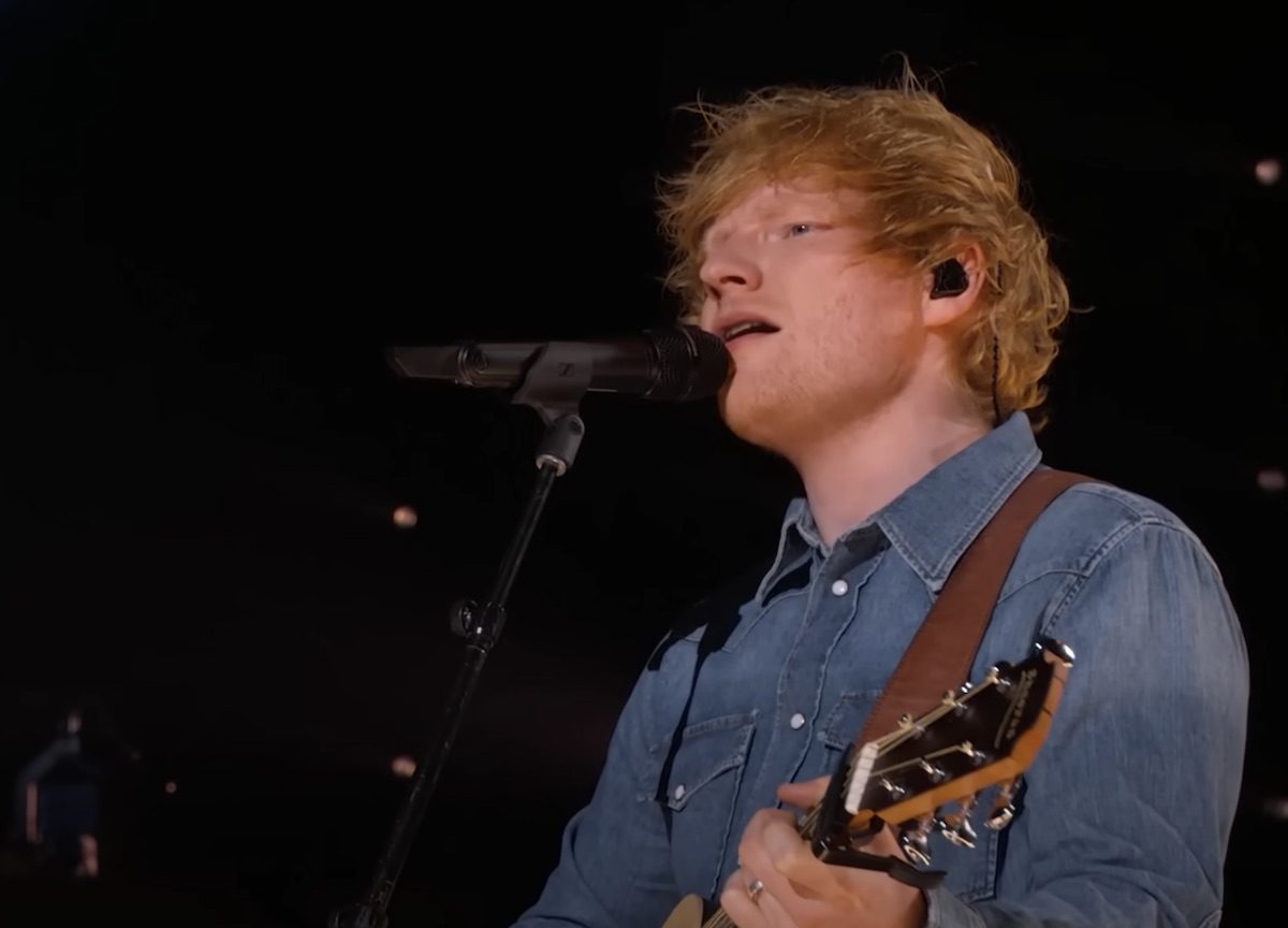 エド・シーランがエリック・クラプトンから受けた影響とプレイスタイルについて語る|Ed Sheeran - Life Goes On ft. Luke Combs (Live at the 58th ACM Awards)