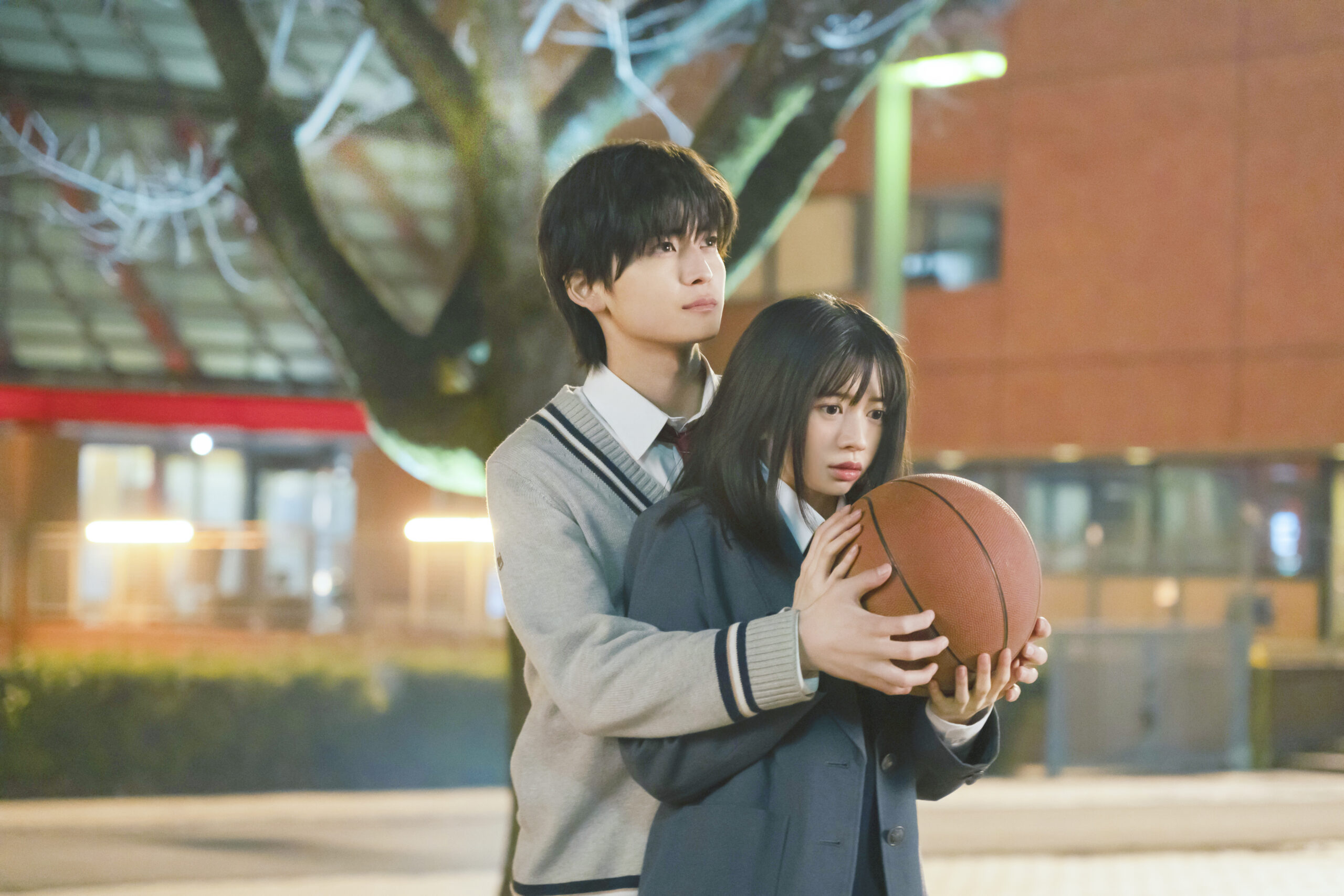 高橋文哉＆桜田ひよりがバスケで“ハグシュート”　映画『交換ウソ日記』場面写真一挙公開｜©2023「交換ウソ日記」製作委員会