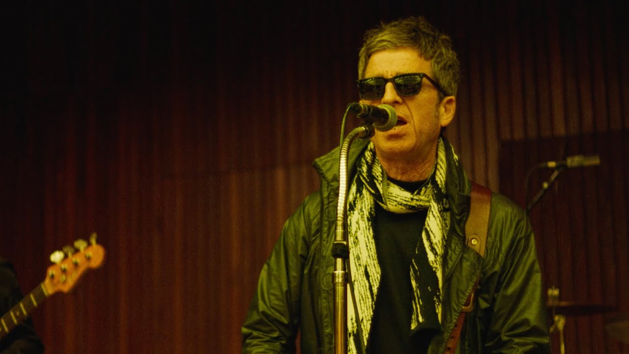 ノエル・ギャラガーがデヴィッド・ボウイと会った日の後悔を語る｜Noel Gallagher's High Flying Birds - Council Skies (Official Video)