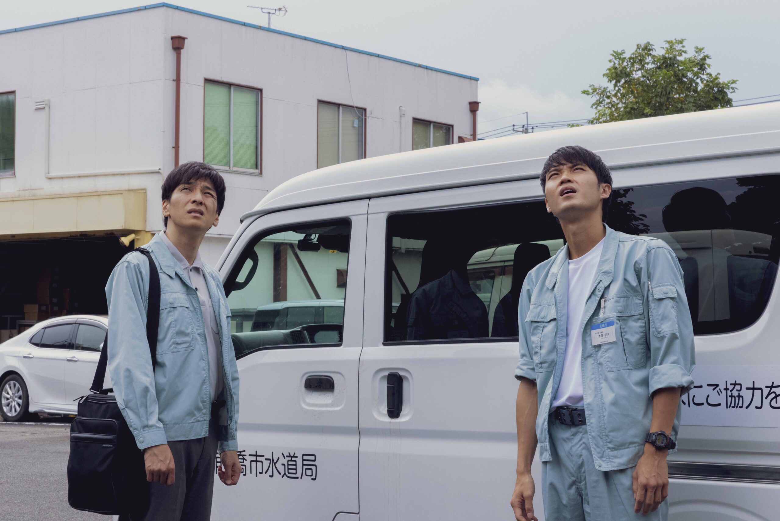 停水に回る生田斗真と磯村勇斗にとって“水”とは　映画『渇水』本編映像公開｜©「渇水」製作委員会