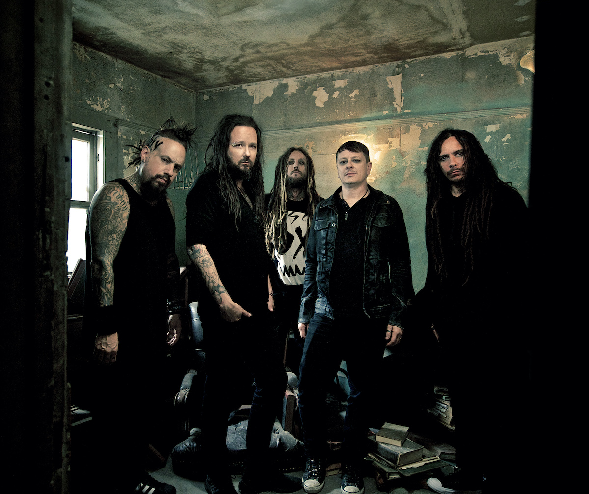 Kornと宇宙人集団がカラオケで「Freak On The Leash」を歌い団結する謎の映像が公開される｜Korn