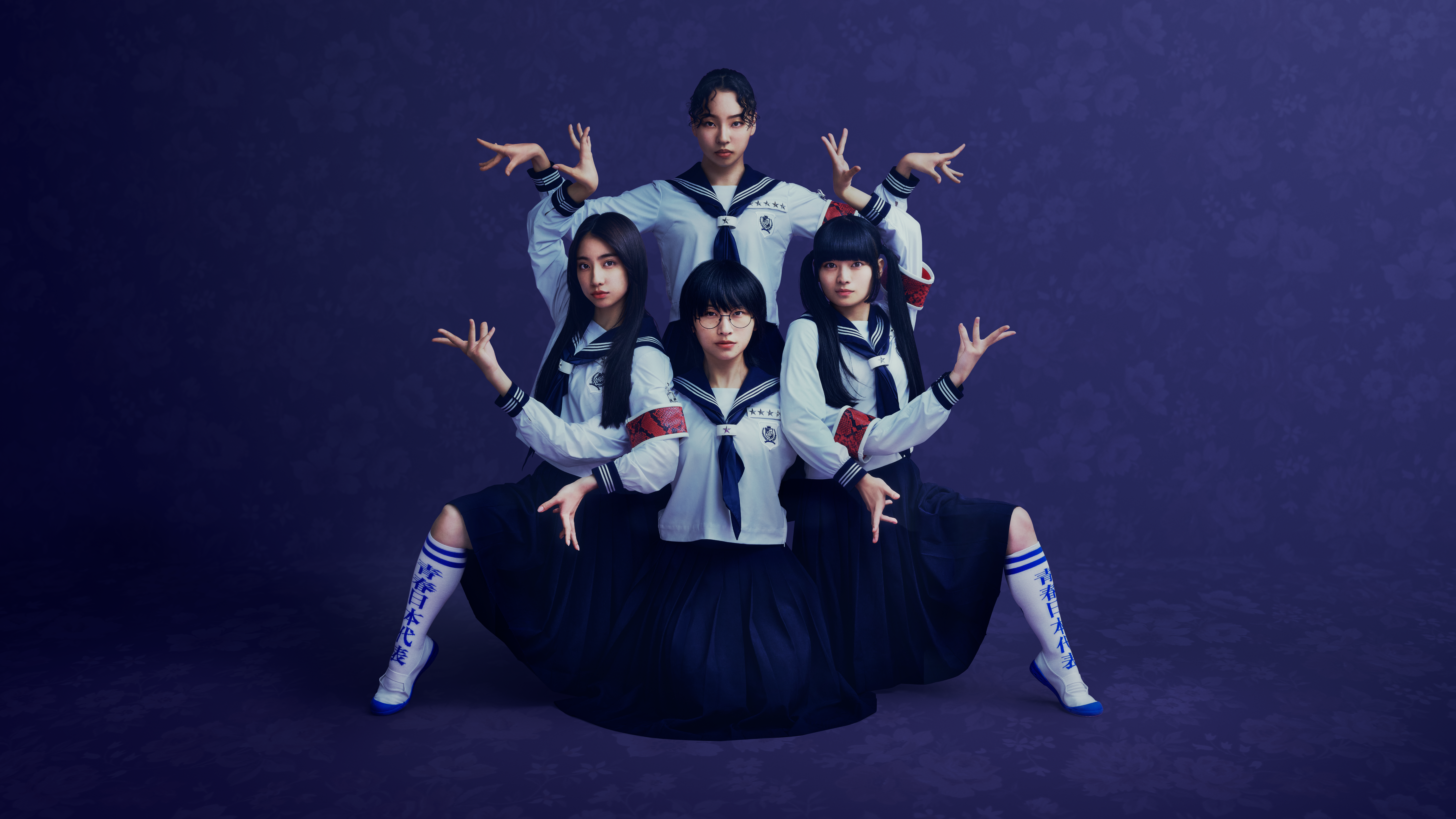新しい学校のリーダーズ、新アーティスト写真＆EP『マ人間』購入特典公開｜