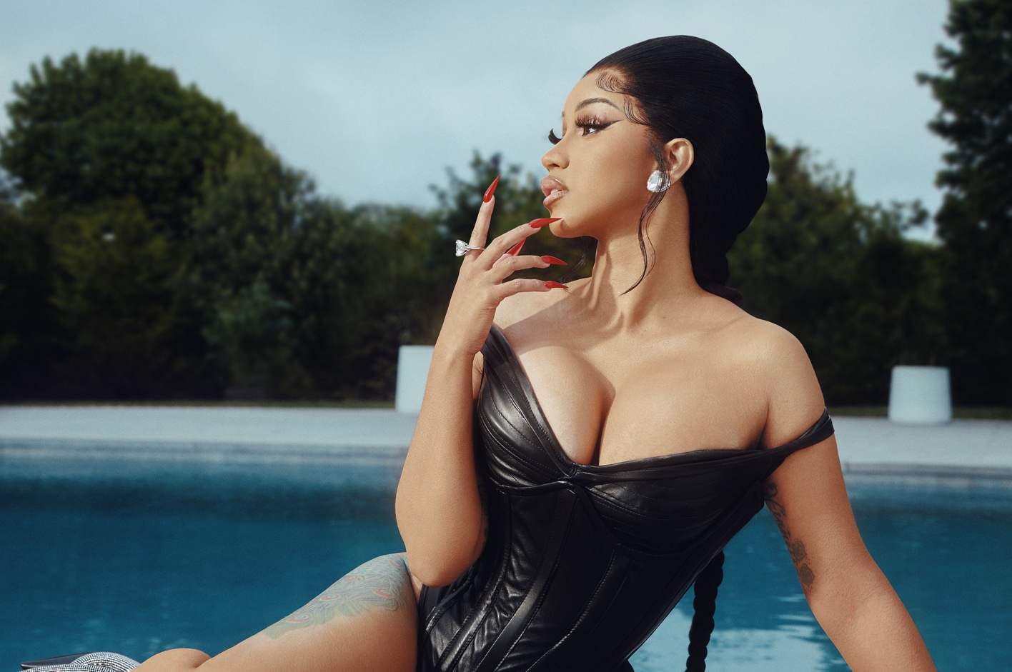 観客にドリンクを投げつけられたカーディ・Bがマイクを投げ返して反撃｜Cardi B
