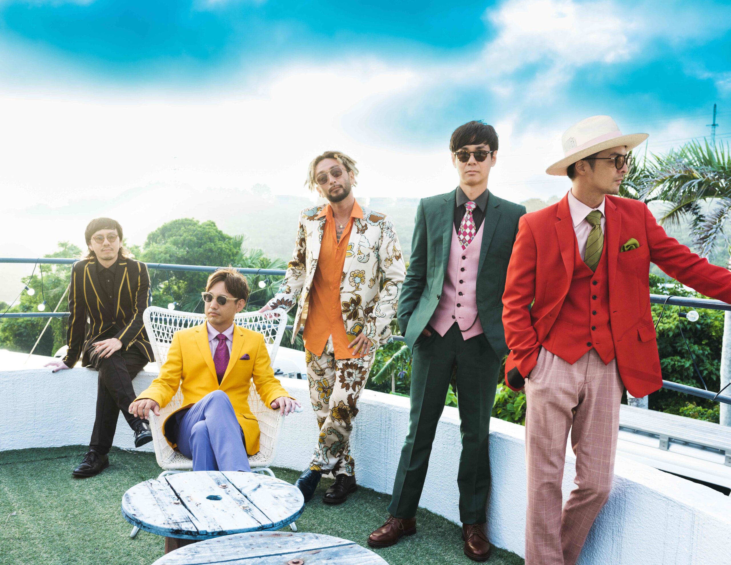 ORANGE RANGEがカラフルなスーツでルンバダンス、新曲「解放カーニバル」MV公開｜