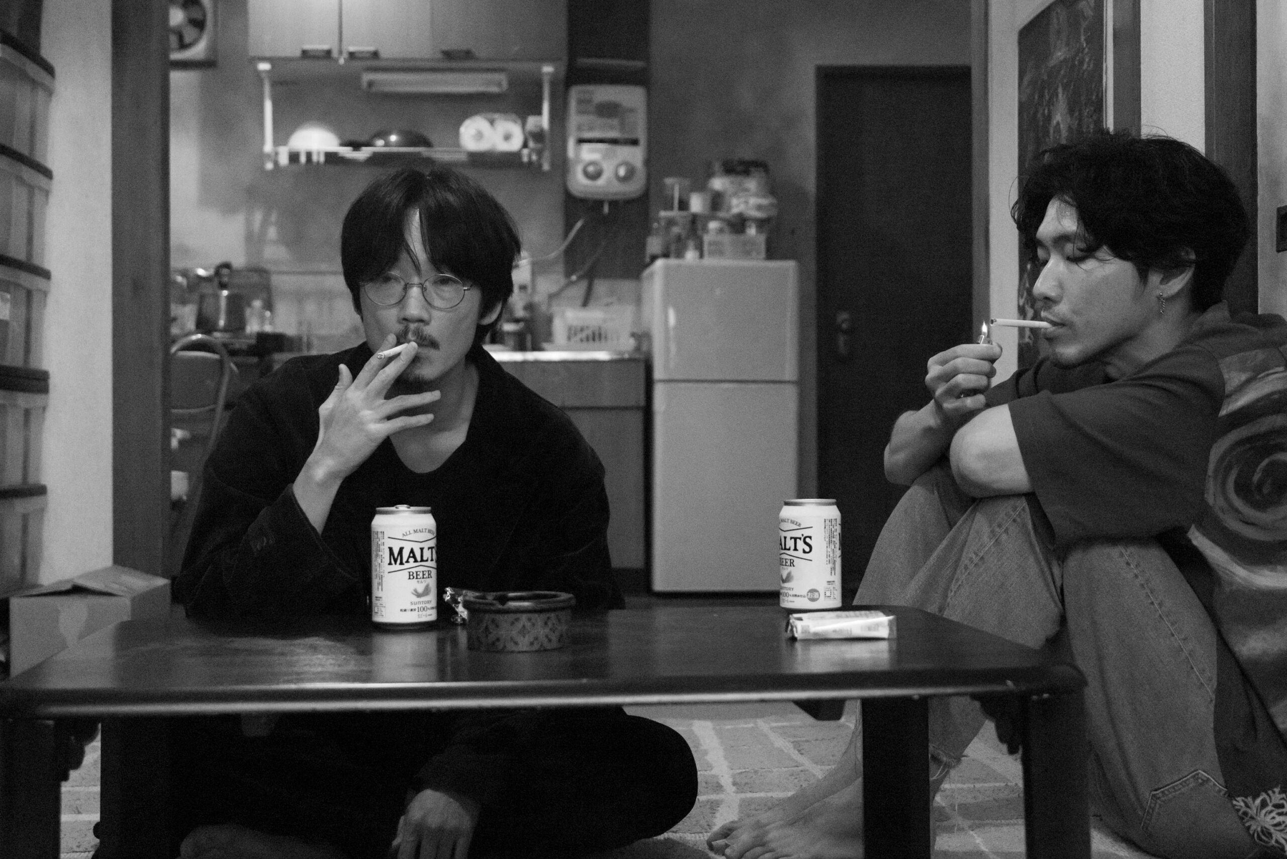 映画『花腐し』綾野剛＆柄本佑の⾊⾹匂い⽴つシーン写真5点公開｜(C)2023「花腐し」製作委員会