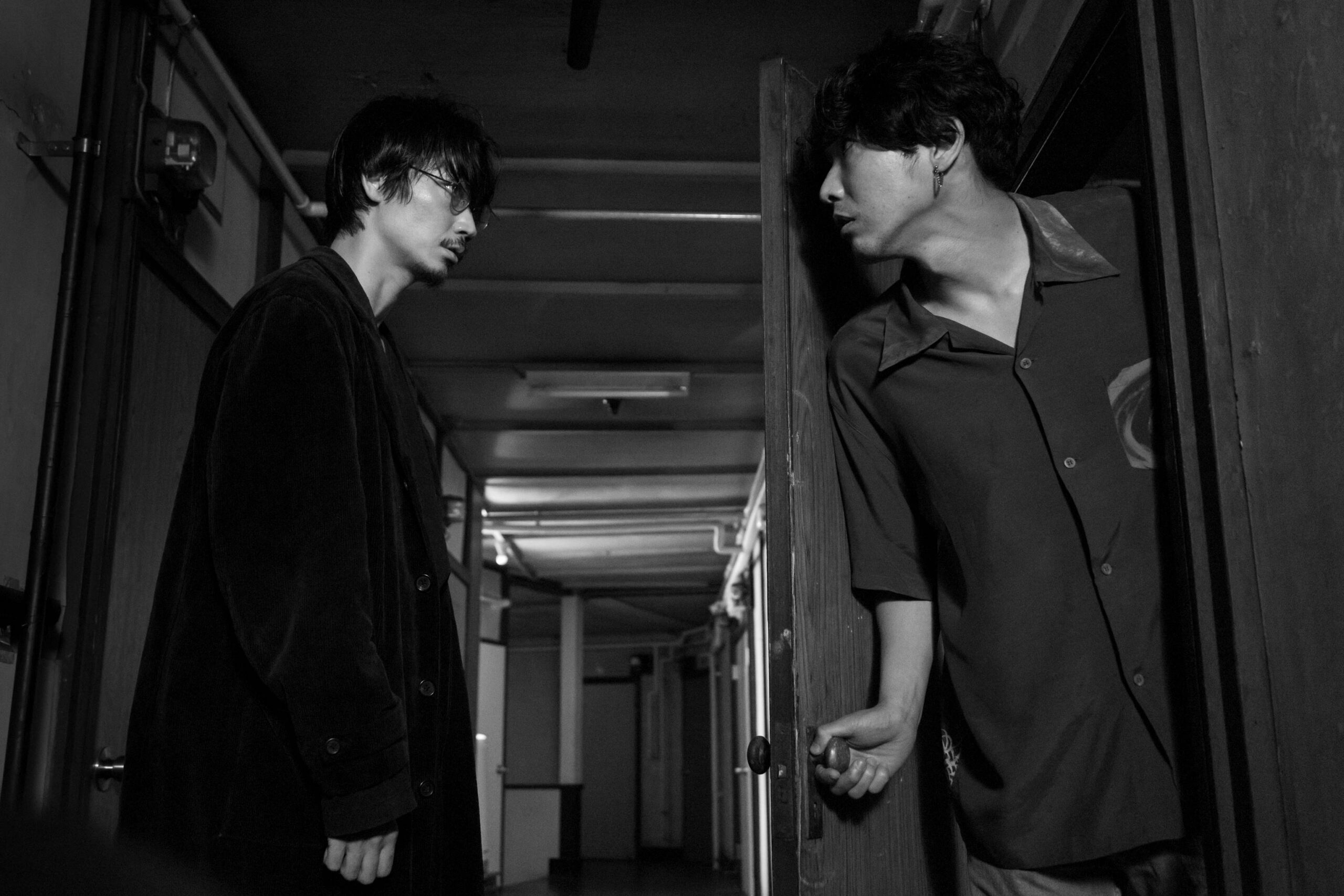 綾野剛と“居座り続ける”柄本佑、2人の対話に惹き込まれる『花腐し』特別映像解禁｜©2023「花腐し」製作委員会