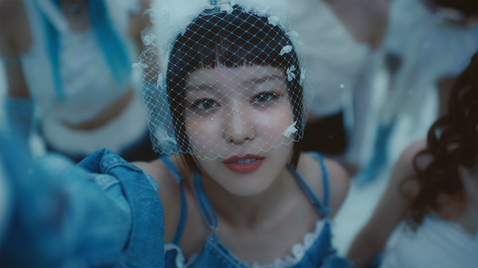 XG、“祝祭”をテーマに既成概念の超越に挑戦した「PUPPET SHOW」MV公開｜