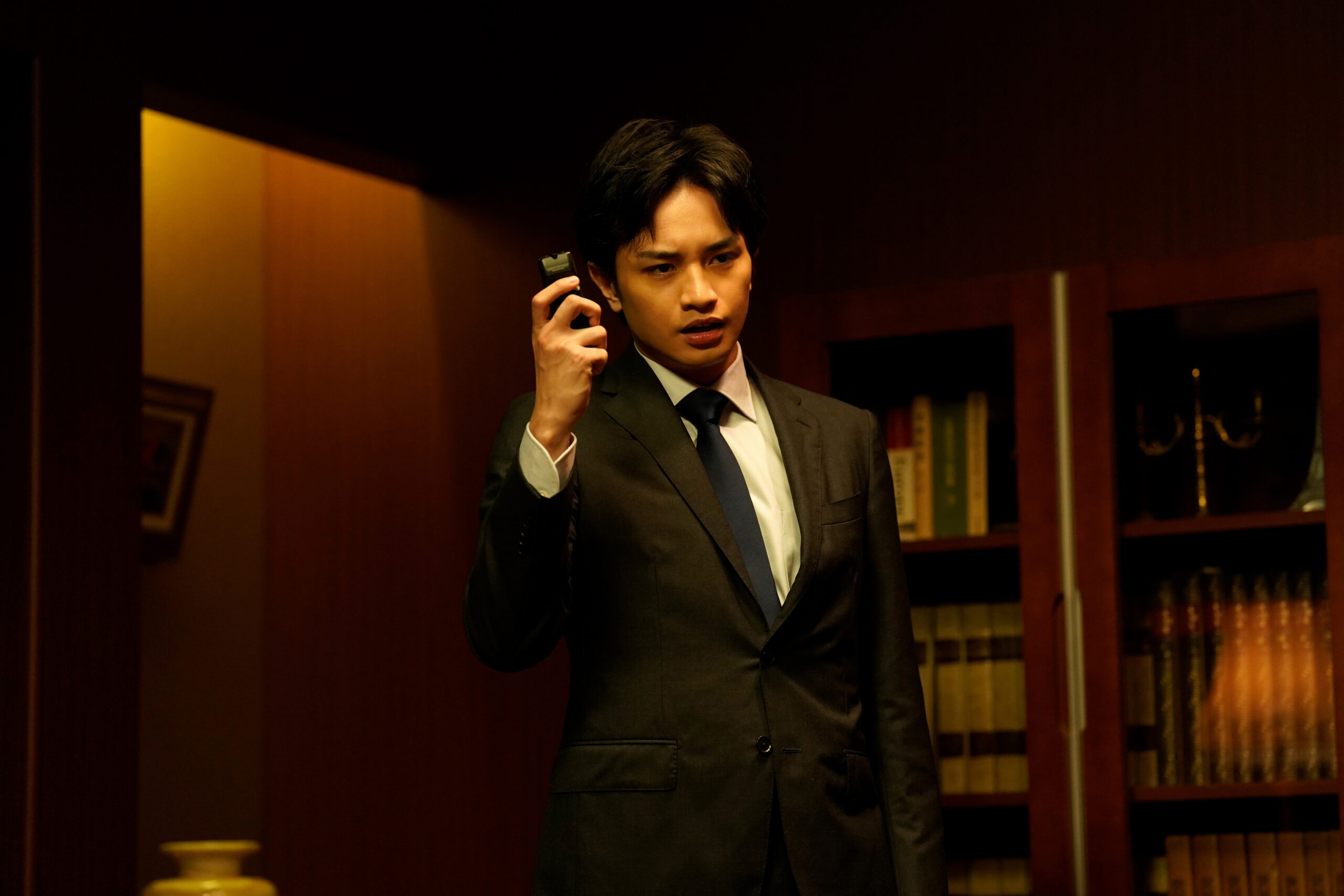 中島健人が堤真一に自白させるため奔走　映画『おまえの罪を自白しろ』場面写真解禁｜©2023『おまえの罪を自白しろ』製作委員会