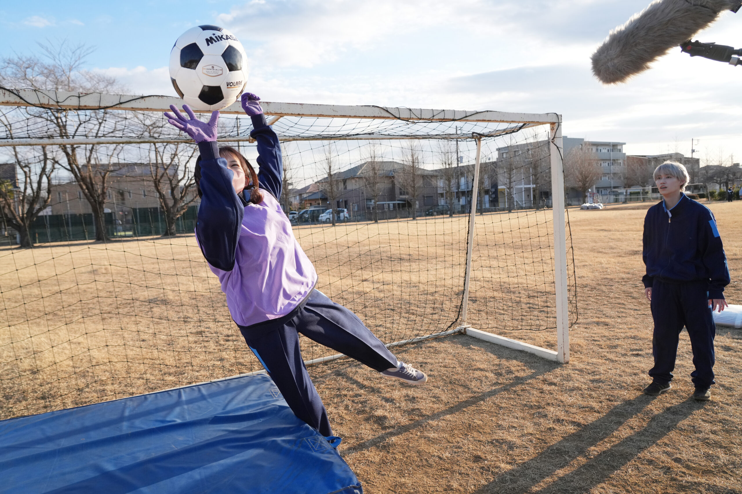 白岩瑠姫が久間田琳加にボールキャッチのコツを伝授『夜きみ』サッカーシーン＆メイキング解禁｜©2023『夜が明けたら、いちばんに君に会いにいく』製作委員会