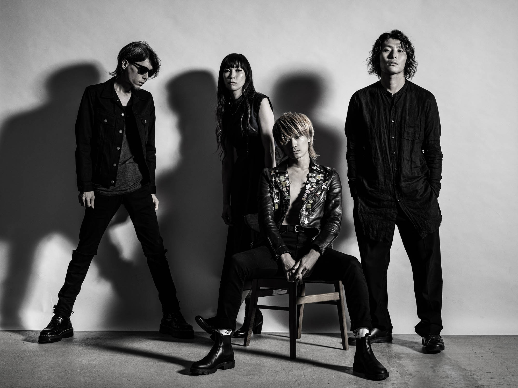 a flood of circle、メンバー全員が学ランを着用した「ゴールド・ディガーズ」MV公開｜