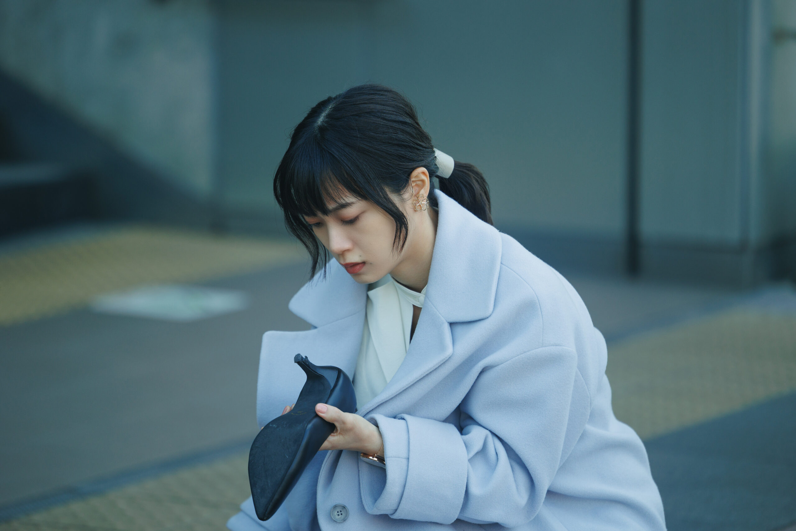 荒れ果てた部屋にやけ酒、深川麻衣が「人生詰んだんか」と呆然　映画『つんドル』場面写真5点解禁｜©2023映画「人生に詰んだ元アイドルは、赤の他人のおっさんと住む選択をした」製作委員会