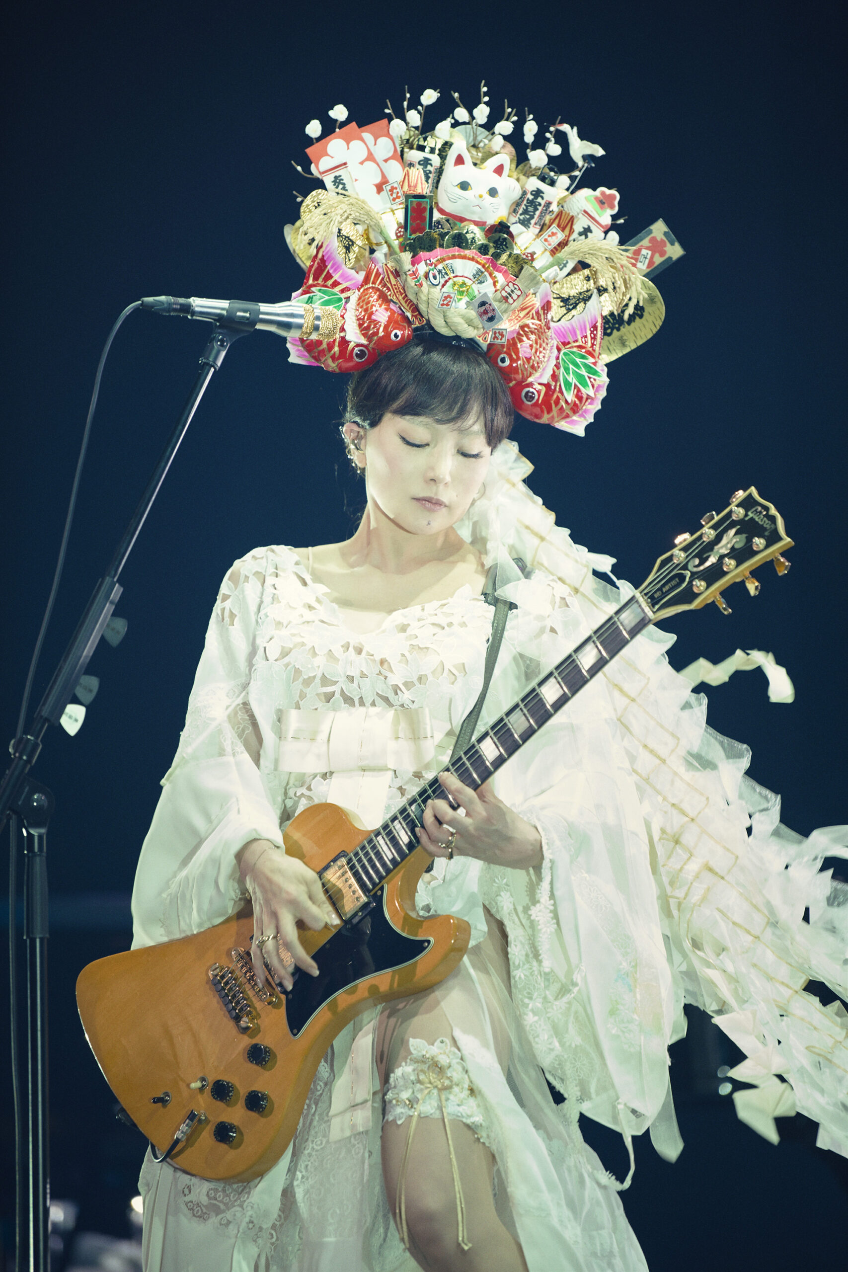 椎名林檎の5年ぶり最新ツアーが映像作品に、「人生は夢だらけ」など4曲のライブ映像を公開｜