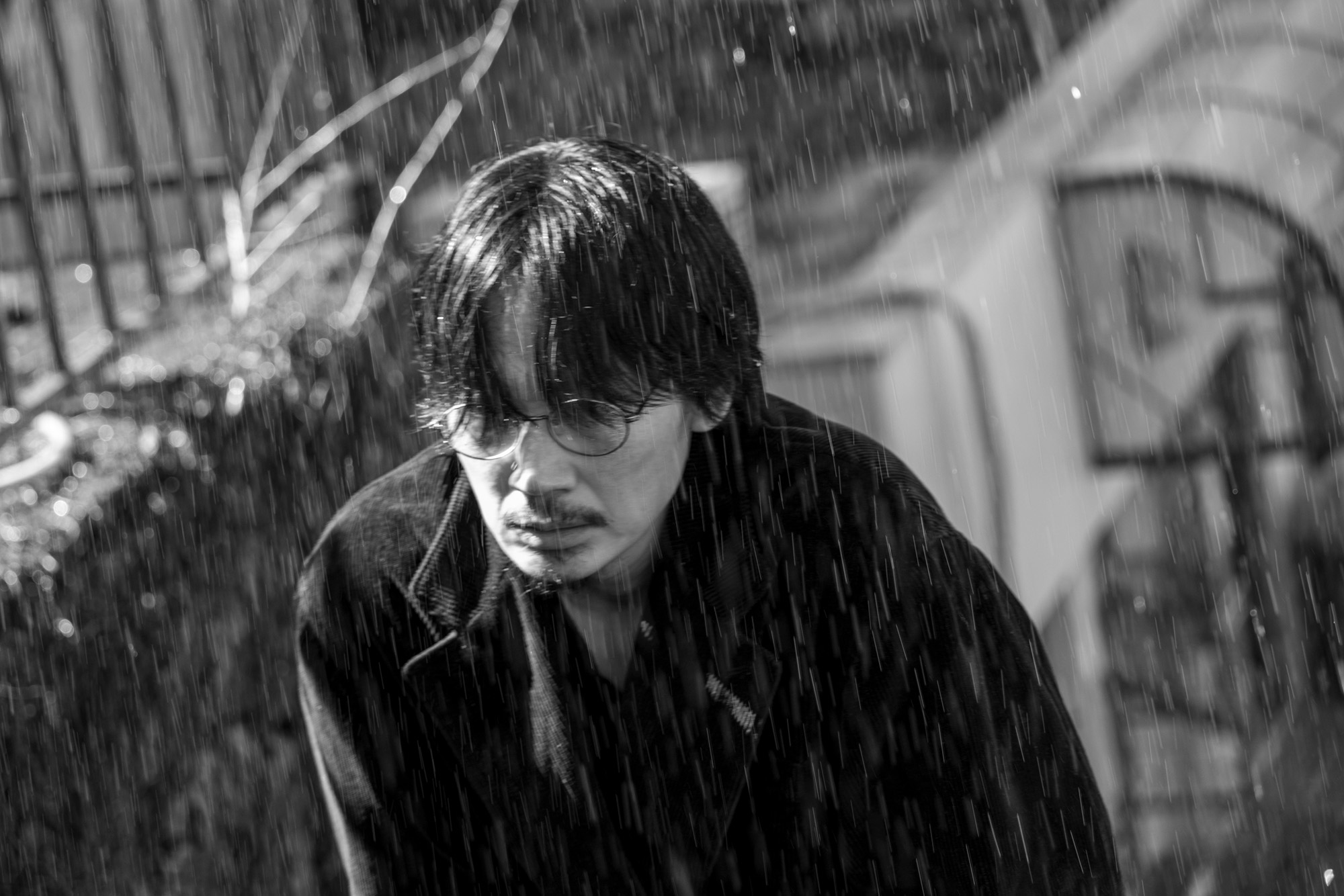 映画『花腐し』綾野剛が雨の中を彷徨う新たなシーン写真5点解禁｜©2023「花腐し」製作委員会