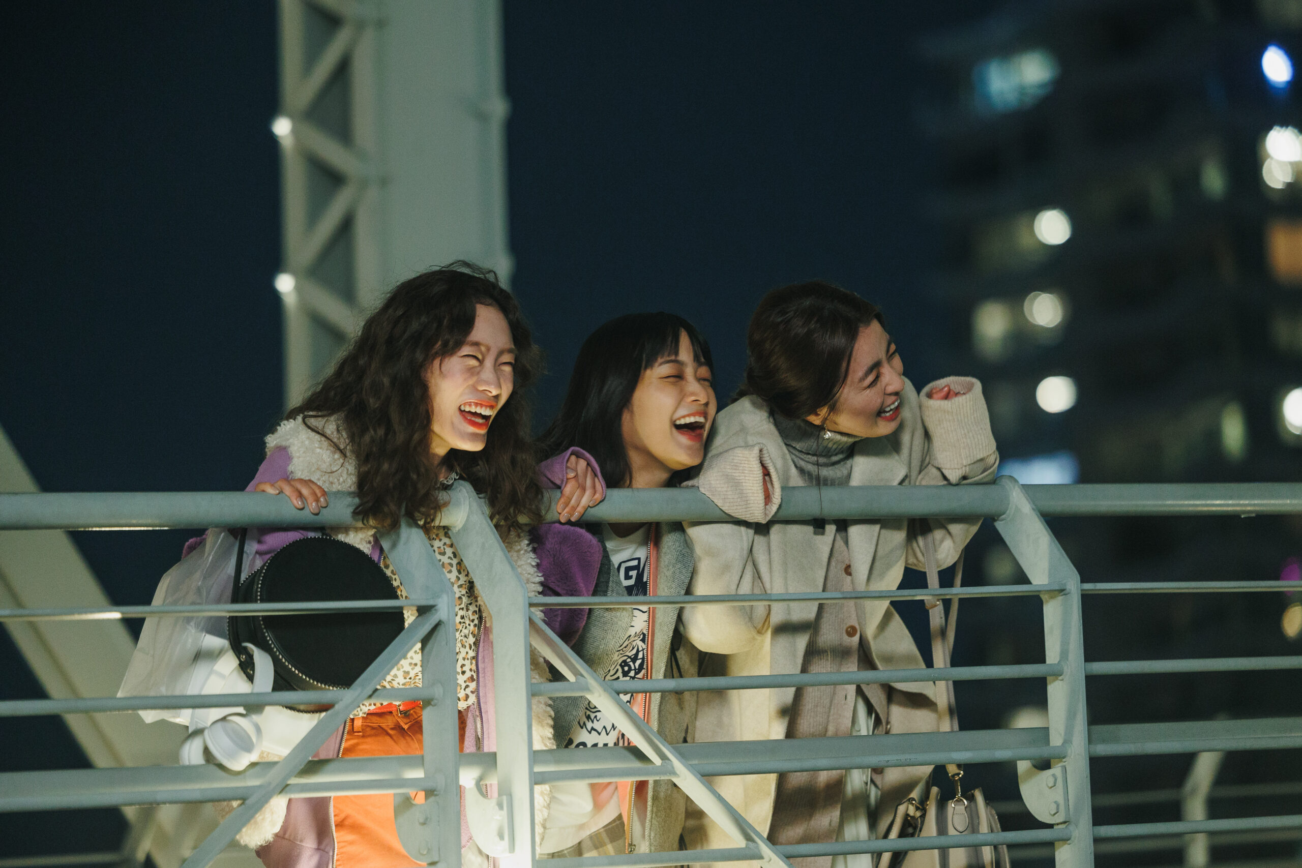 深川麻衣が「幸せになりたーい！」と本音を大爆発　映画『つんドル』新場面写真解禁｜©2023「人生に詰んだ元アイドルは、赤の他人のおっさんと住む選択をした」製作委員会