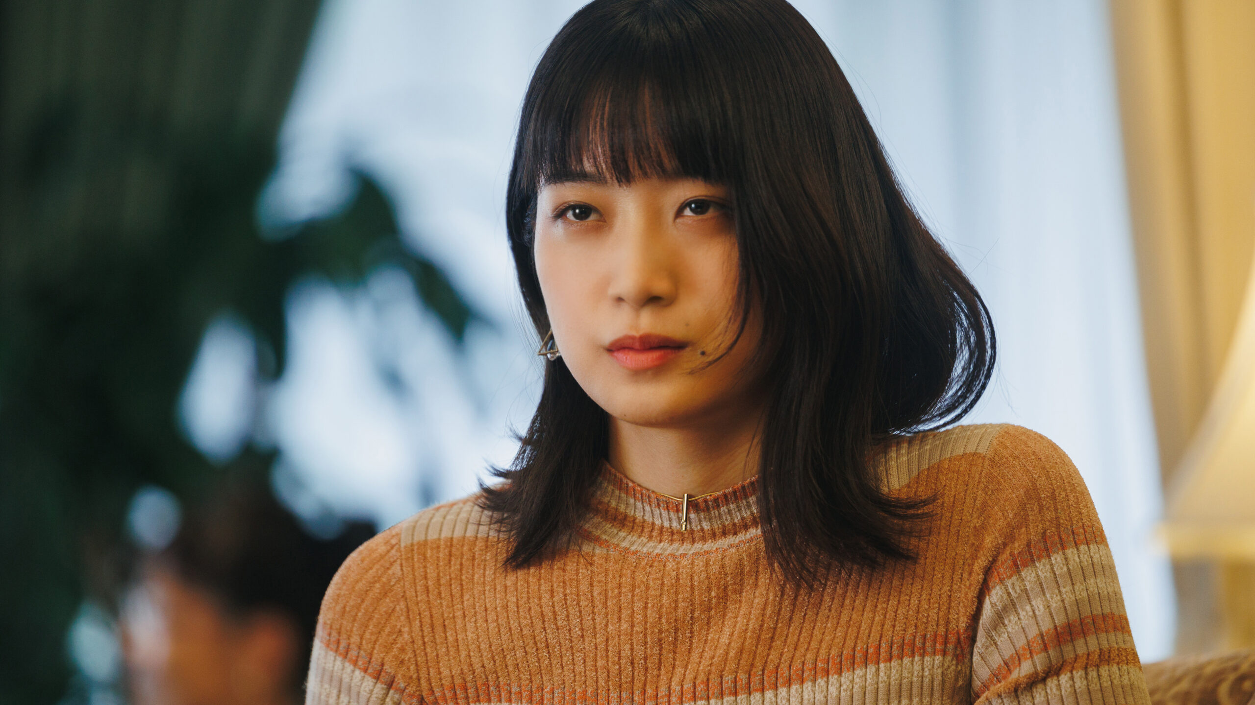 人生詰みまくる深川麻衣が「少しだけ呪われろ」と毒を吐く、映画『つんドル』新場面写真解禁｜©2023映画「人生に詰んだ元アイドルは、赤の他人のおっさんと 住む選択をした」製作委員会
